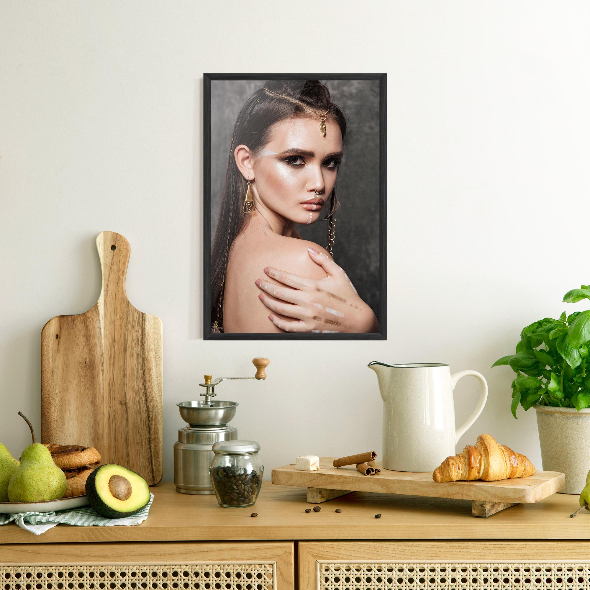 Gerahmte Poster Gold Triangle Earring mockup 8