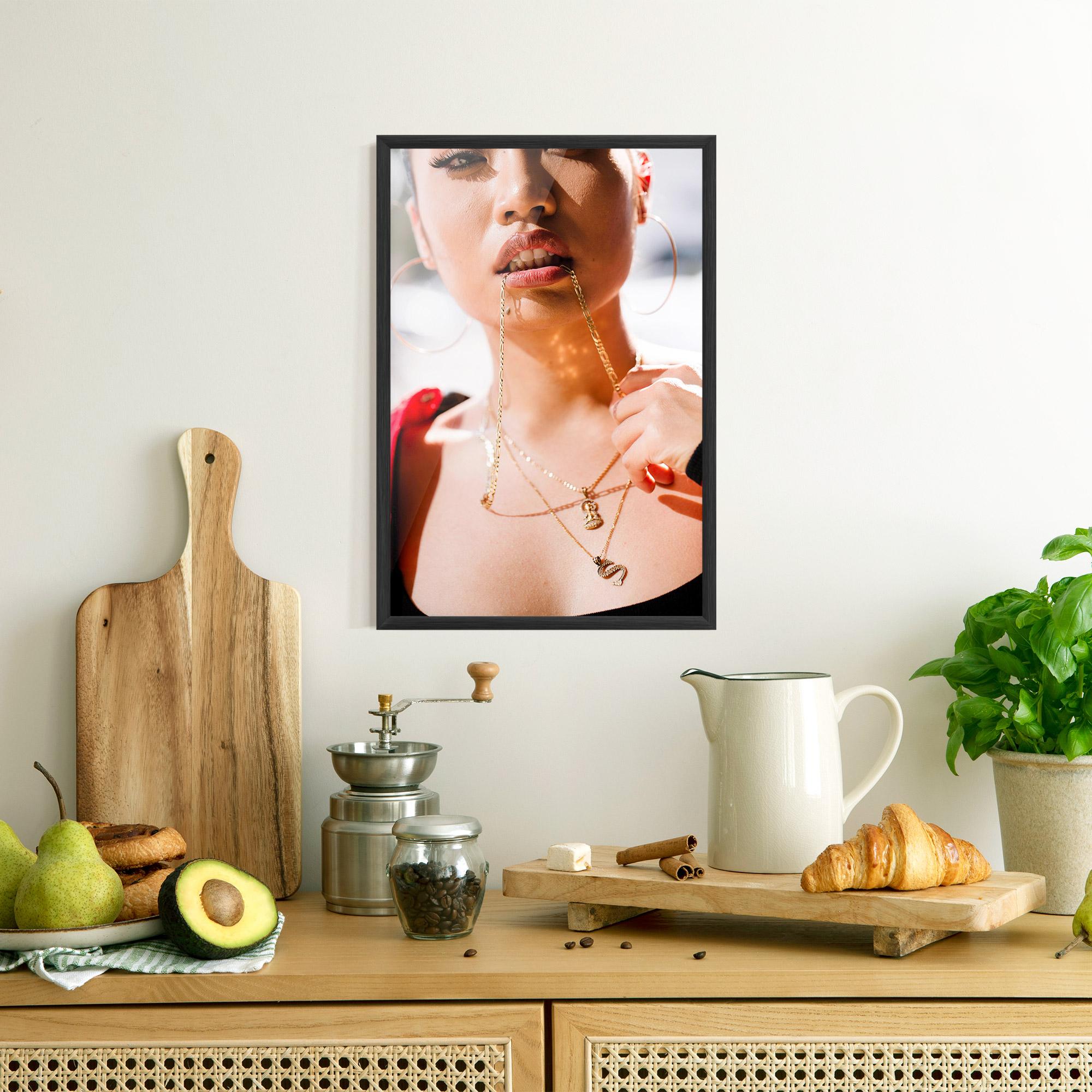 Gerahmte Poster S Gold Necklace mockup 8