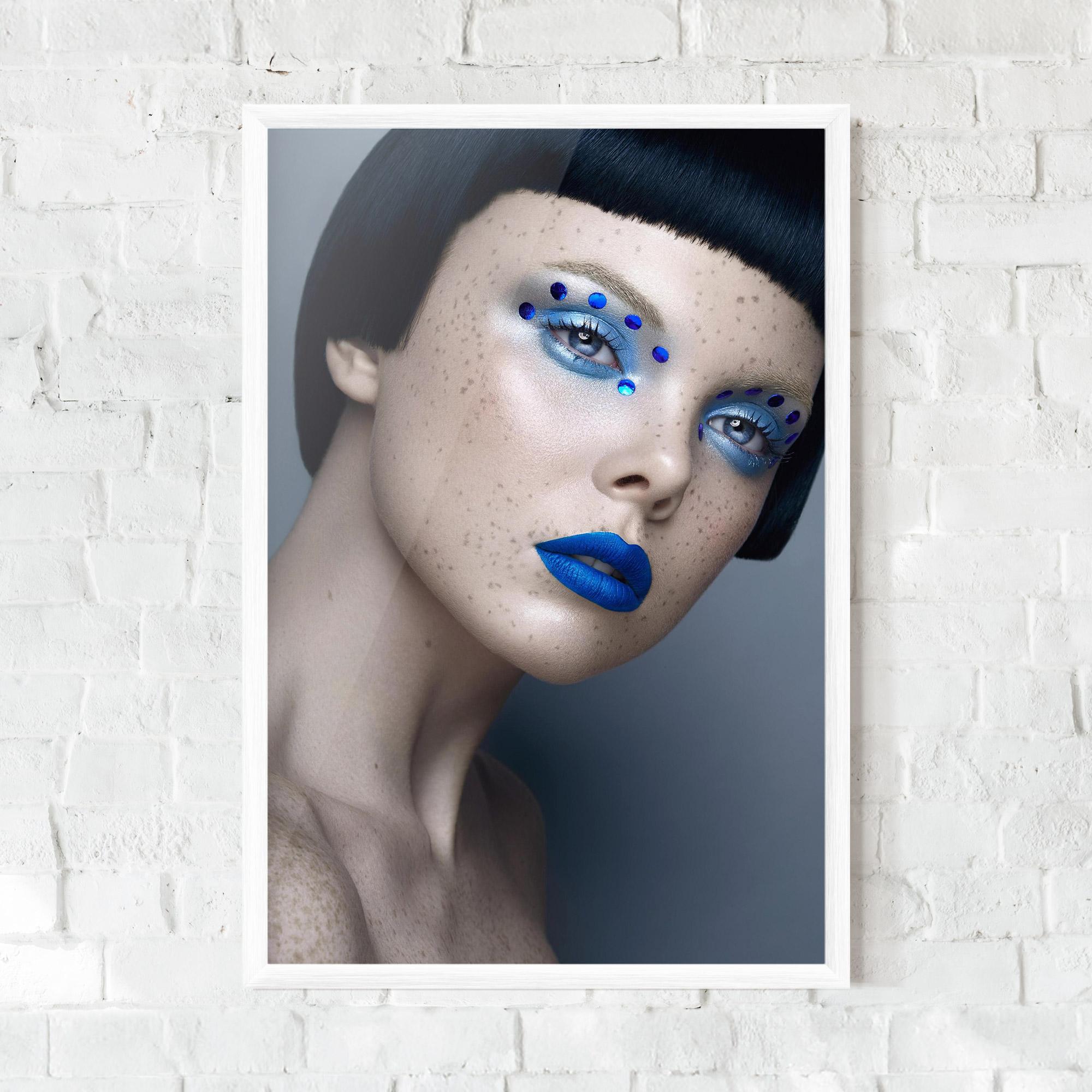 Gerahmte Poster Pretty Blue Makeup mockup 0