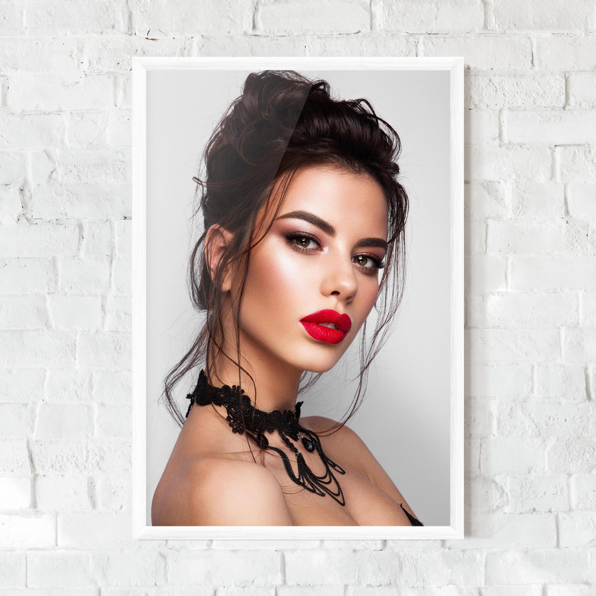 Gerahmte Poster Pretty Brunette Makeup mockup 0