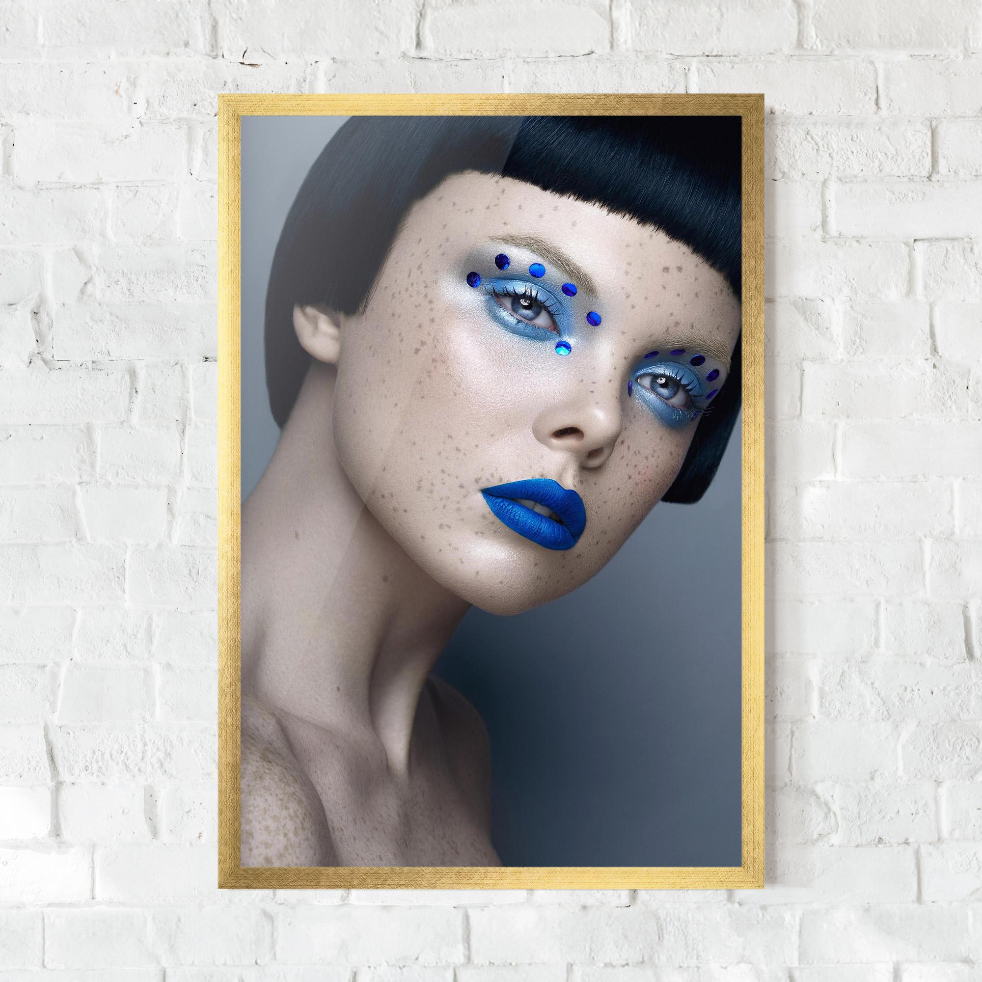 Gerahmte Poster Pretty Blue Makeup mockup 0