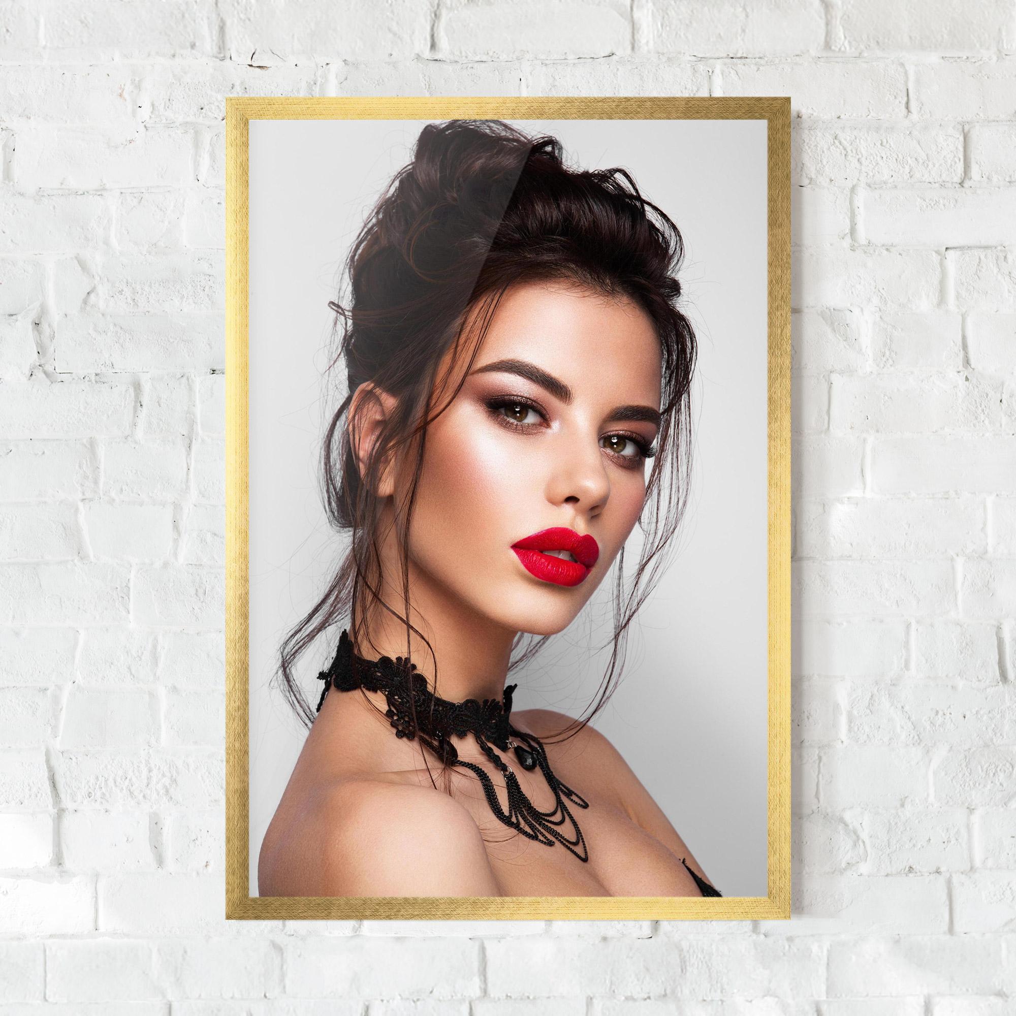 Gerahmte Poster Pretty Brunette Makeup mockup 0