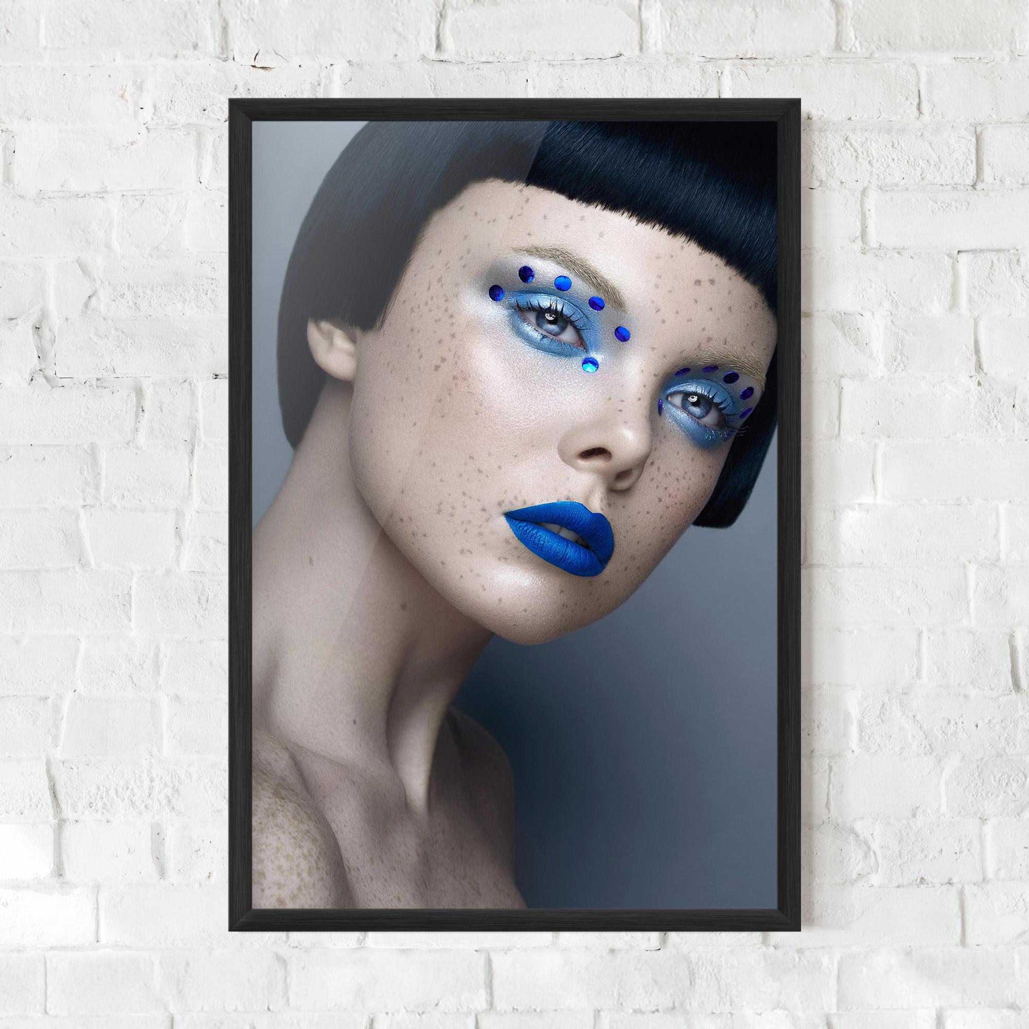 Gerahmte Poster Pretty Blue Makeup mockup 0
