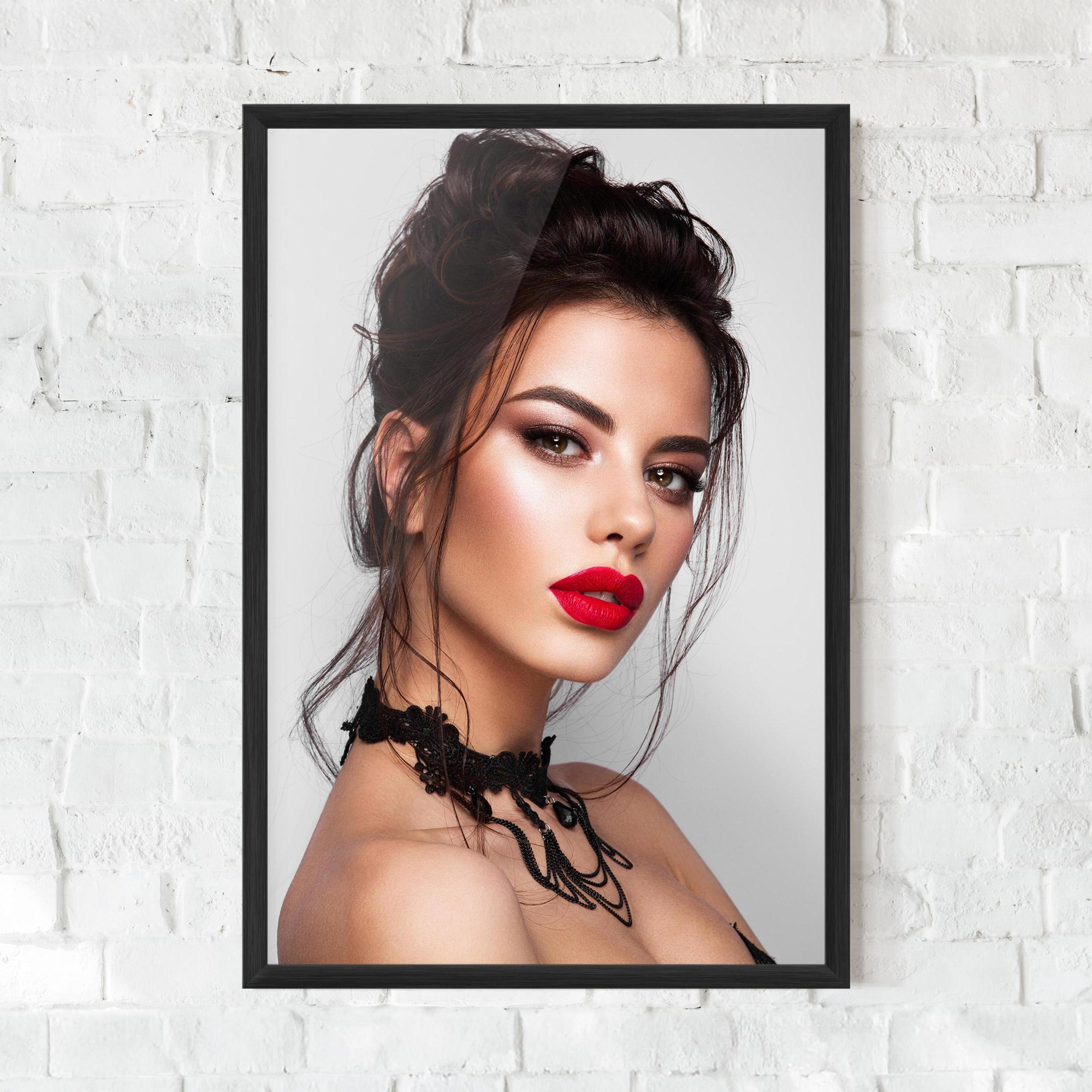 Gerahmte Poster Pretty Brunette Makeup mockup 0