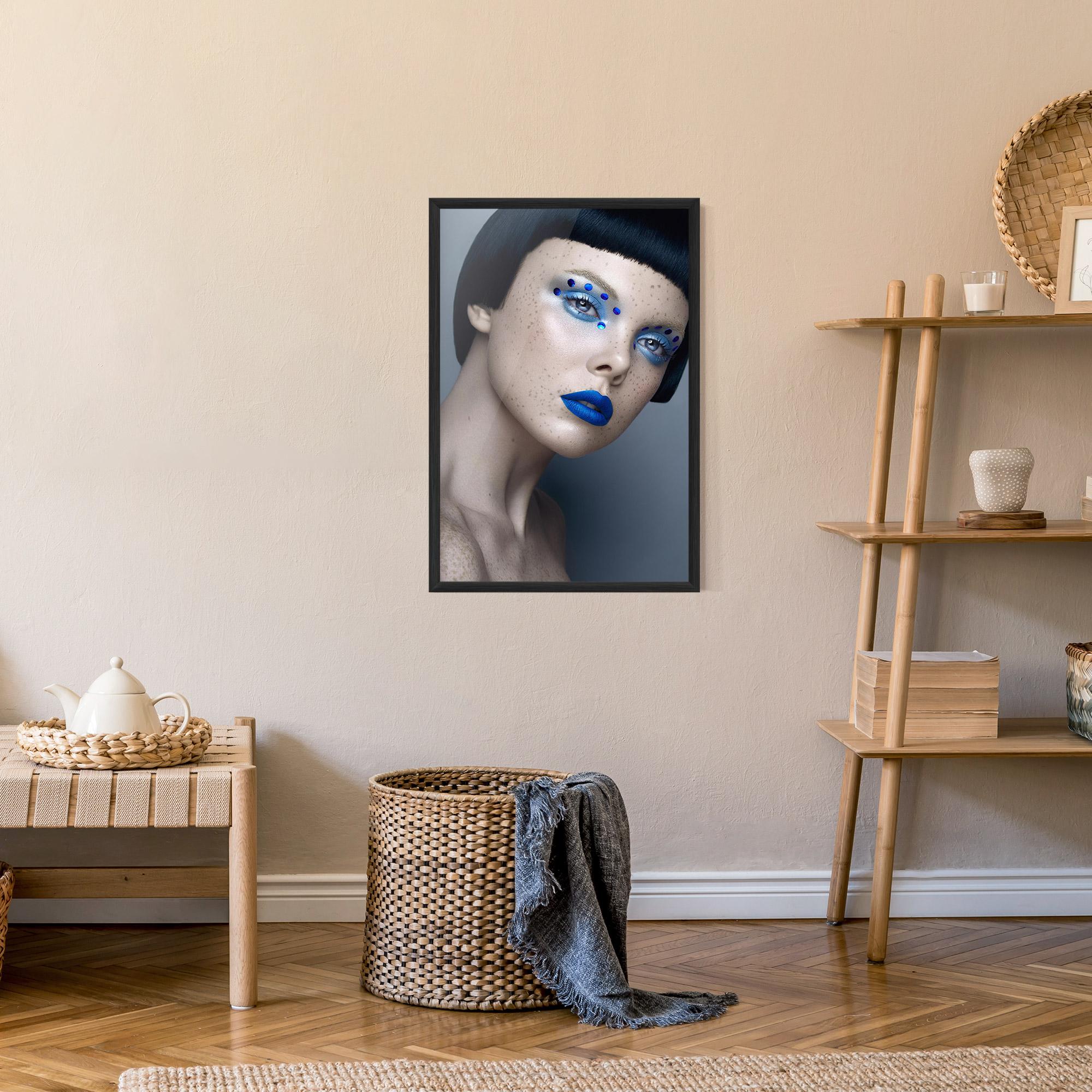 Gerahmte Poster Pretty Blue Makeup mockup 9