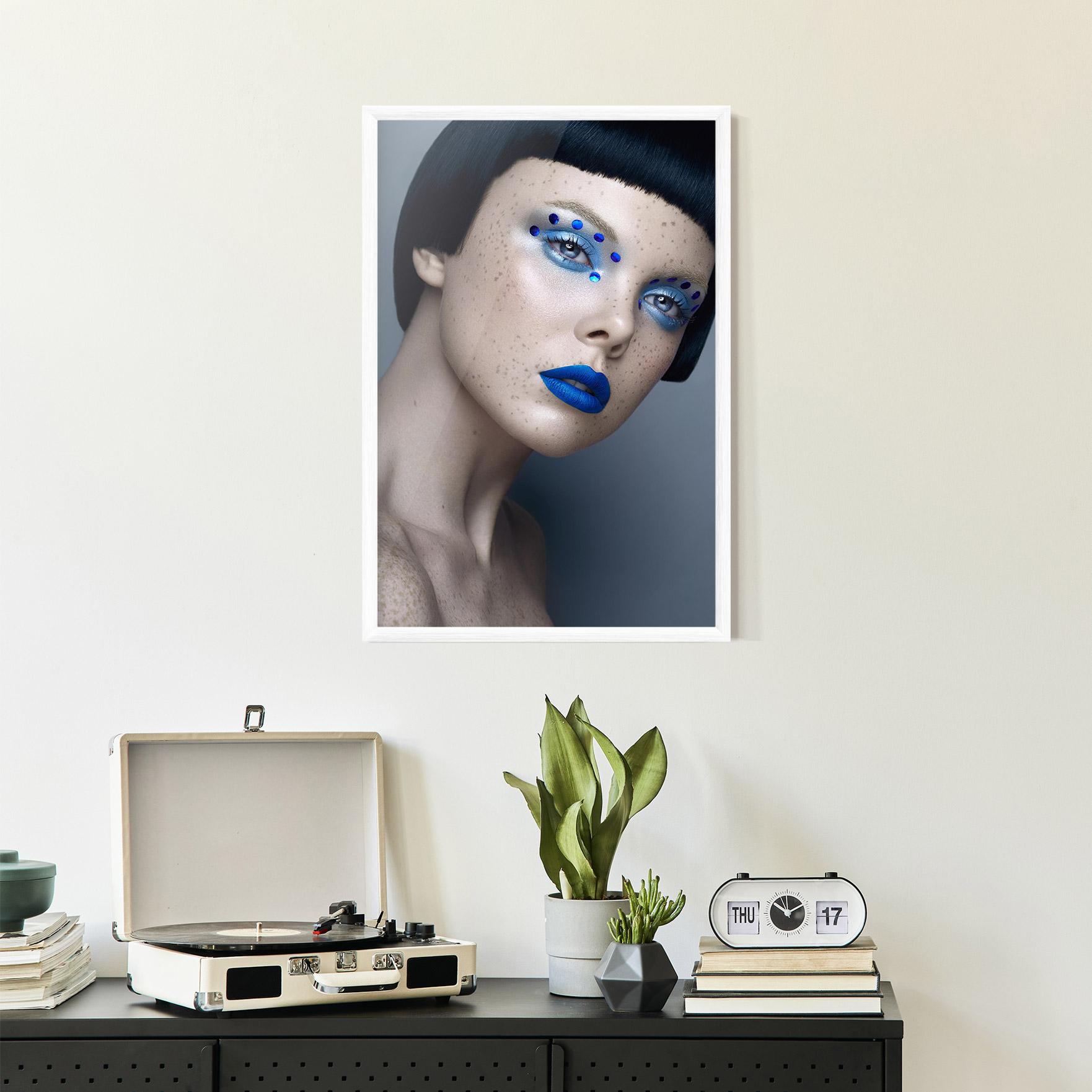 Gerahmte Poster Pretty Blue Makeup mockup 2