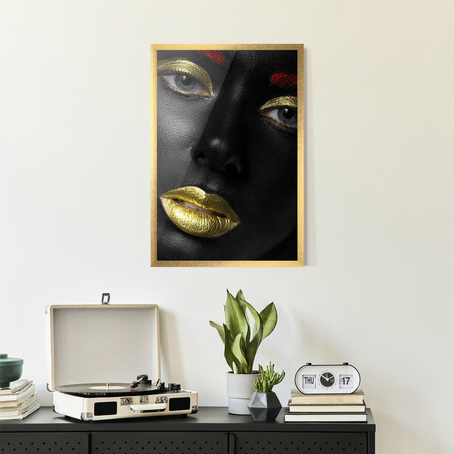 Gerahmte Poster Gold Make Up And Lips mockup 2