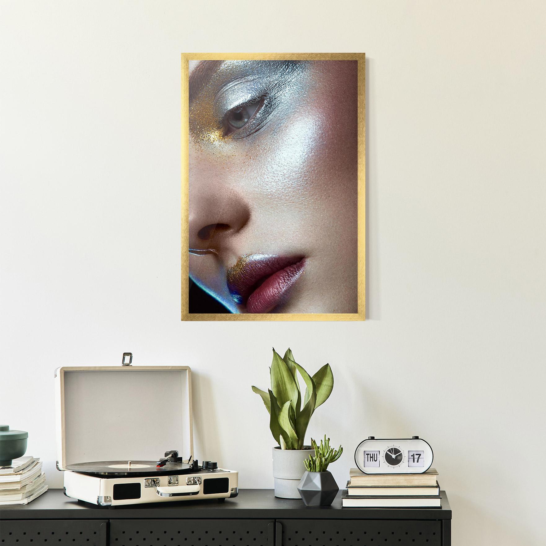 Gerahmte Poster Golden Silver Makeup mockup 2