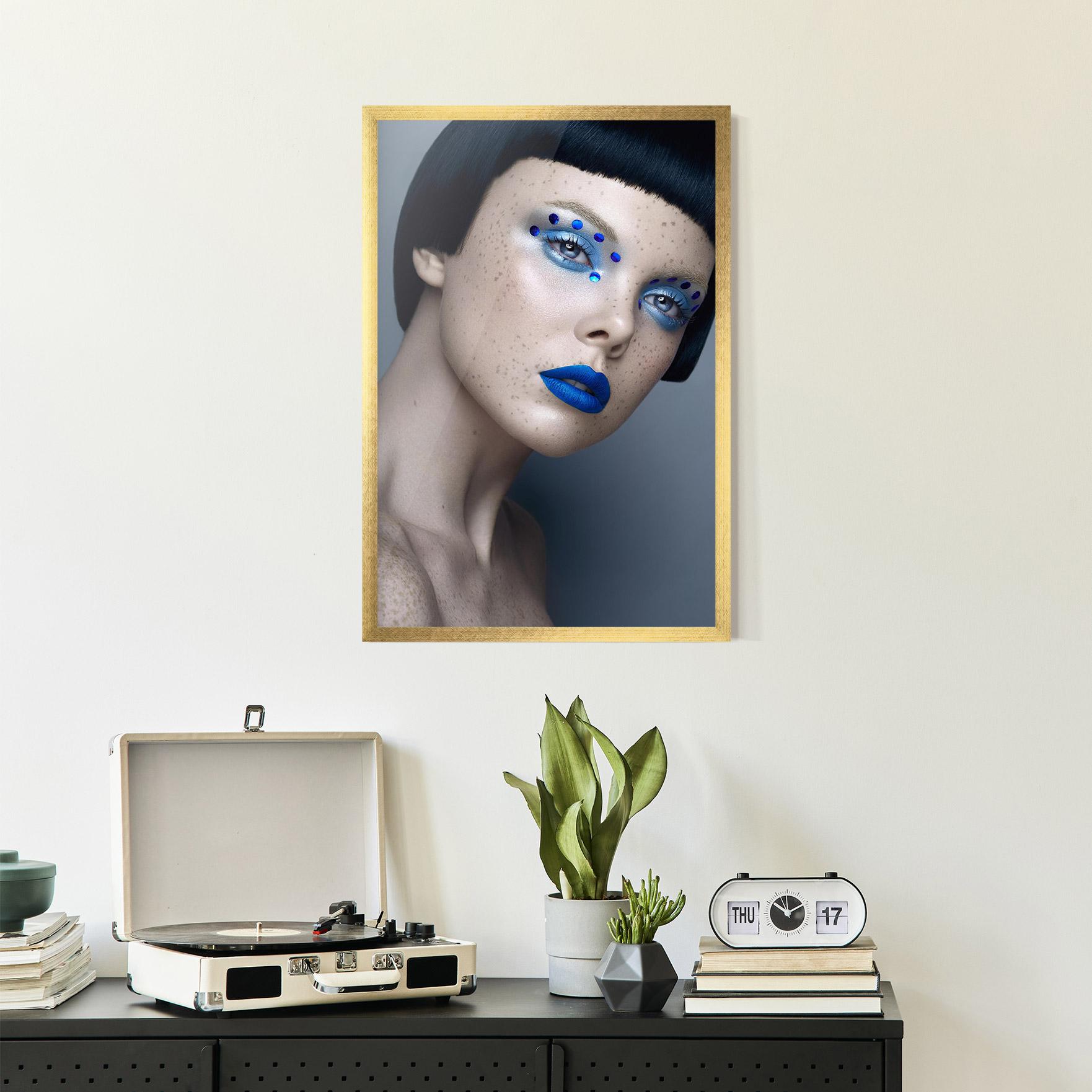 Gerahmte Poster Pretty Blue Makeup mockup 2