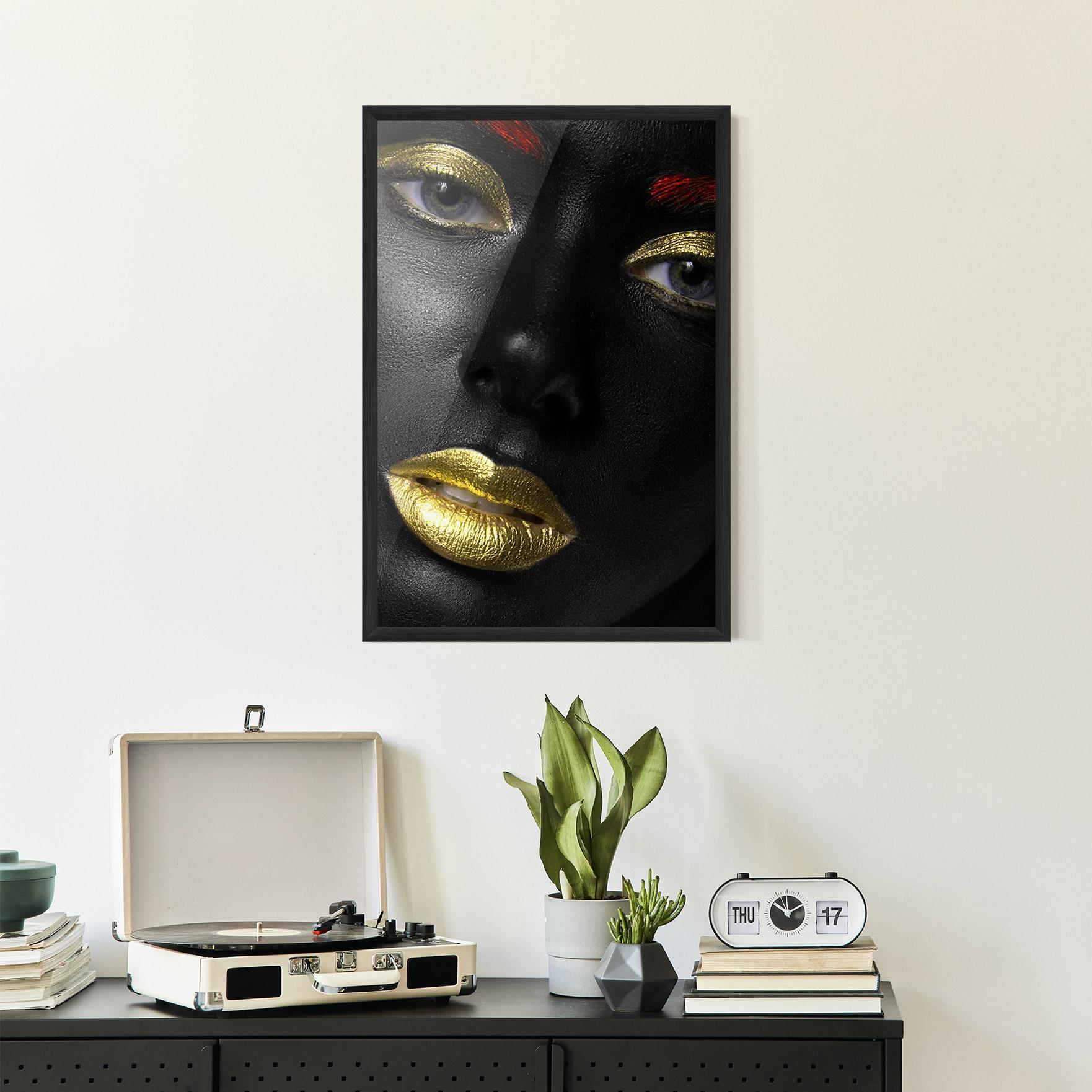Gerahmte Poster Gold Make Up And Lips mockup 2