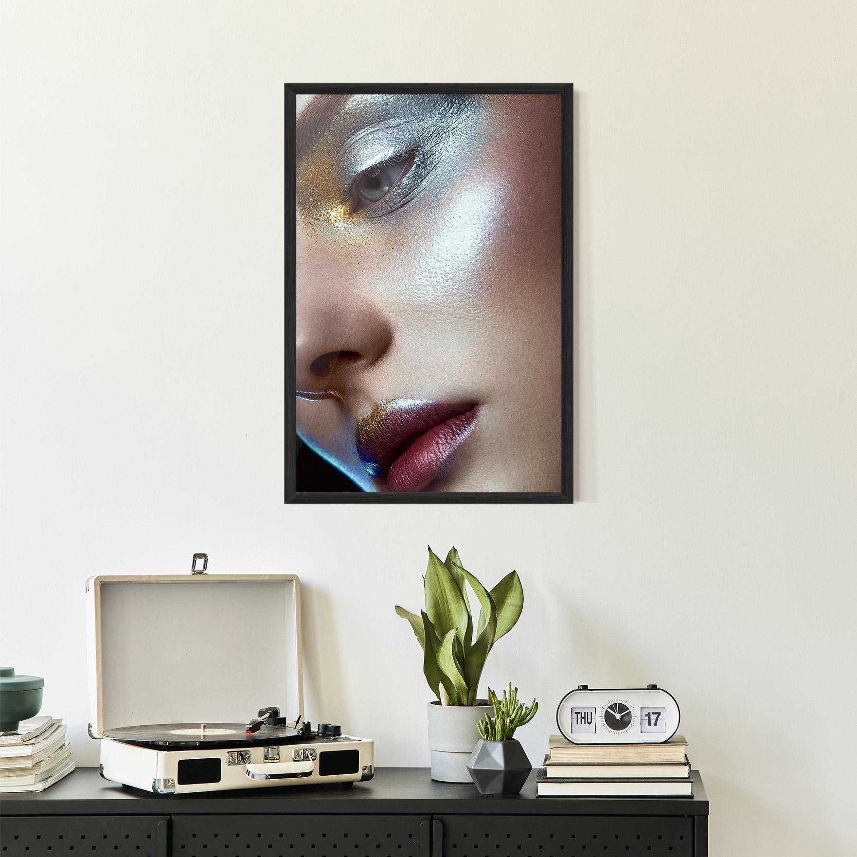 Gerahmte Poster Golden Silver Makeup mockup 2