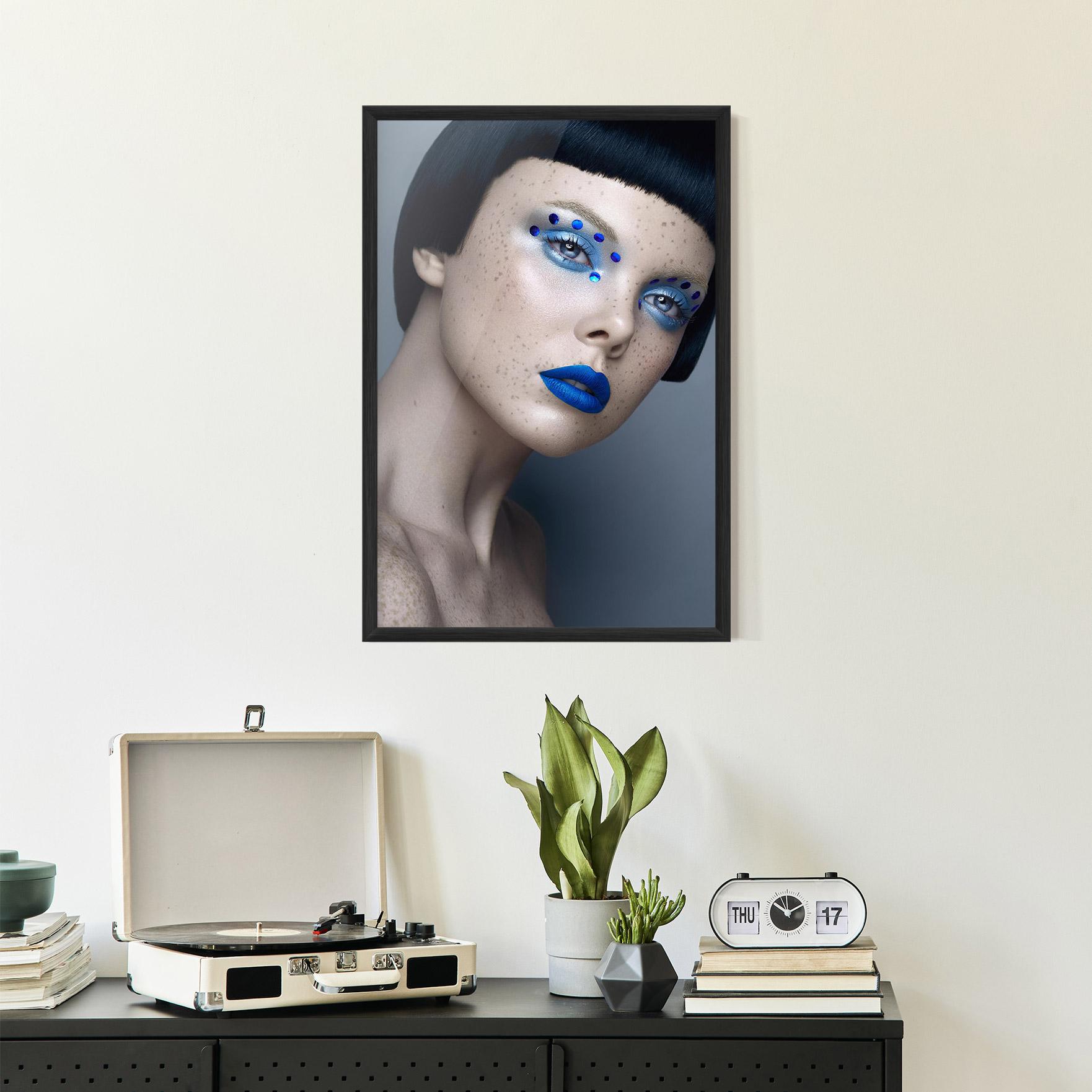 Gerahmte Poster Pretty Blue Makeup mockup 2