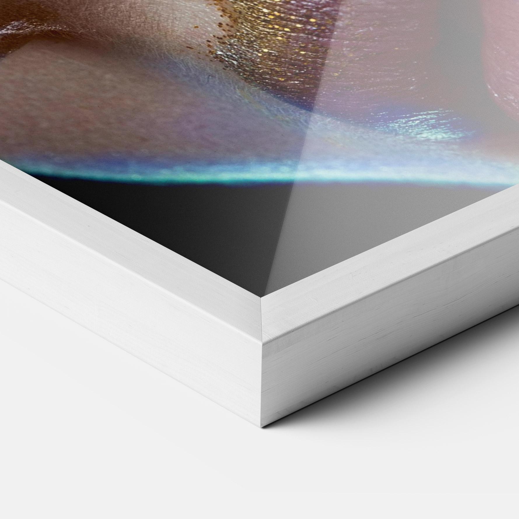 Gerahmte Poster Golden Silver Makeup mockup 3