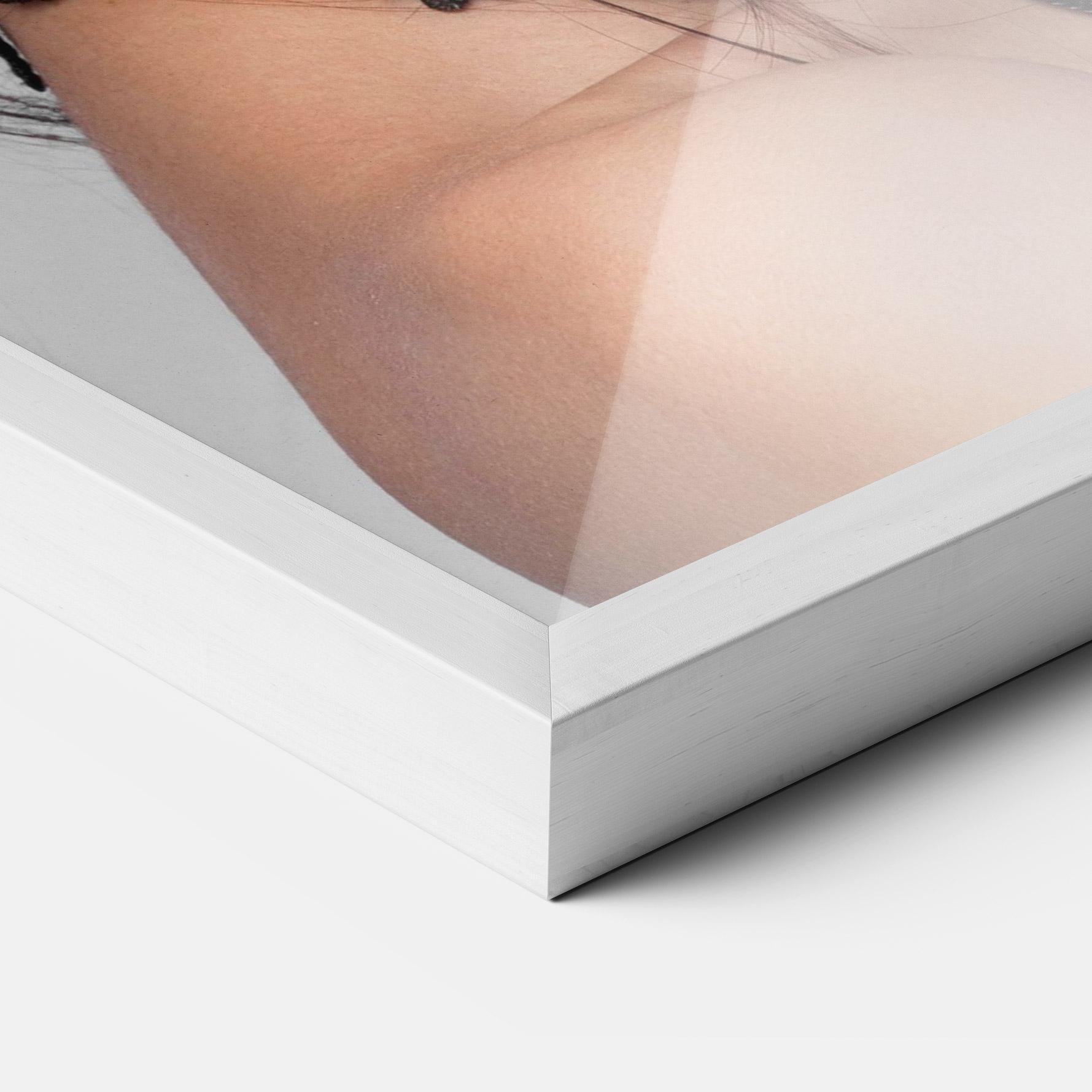 Gerahmte Poster Pretty Brunette Makeup mockup 3