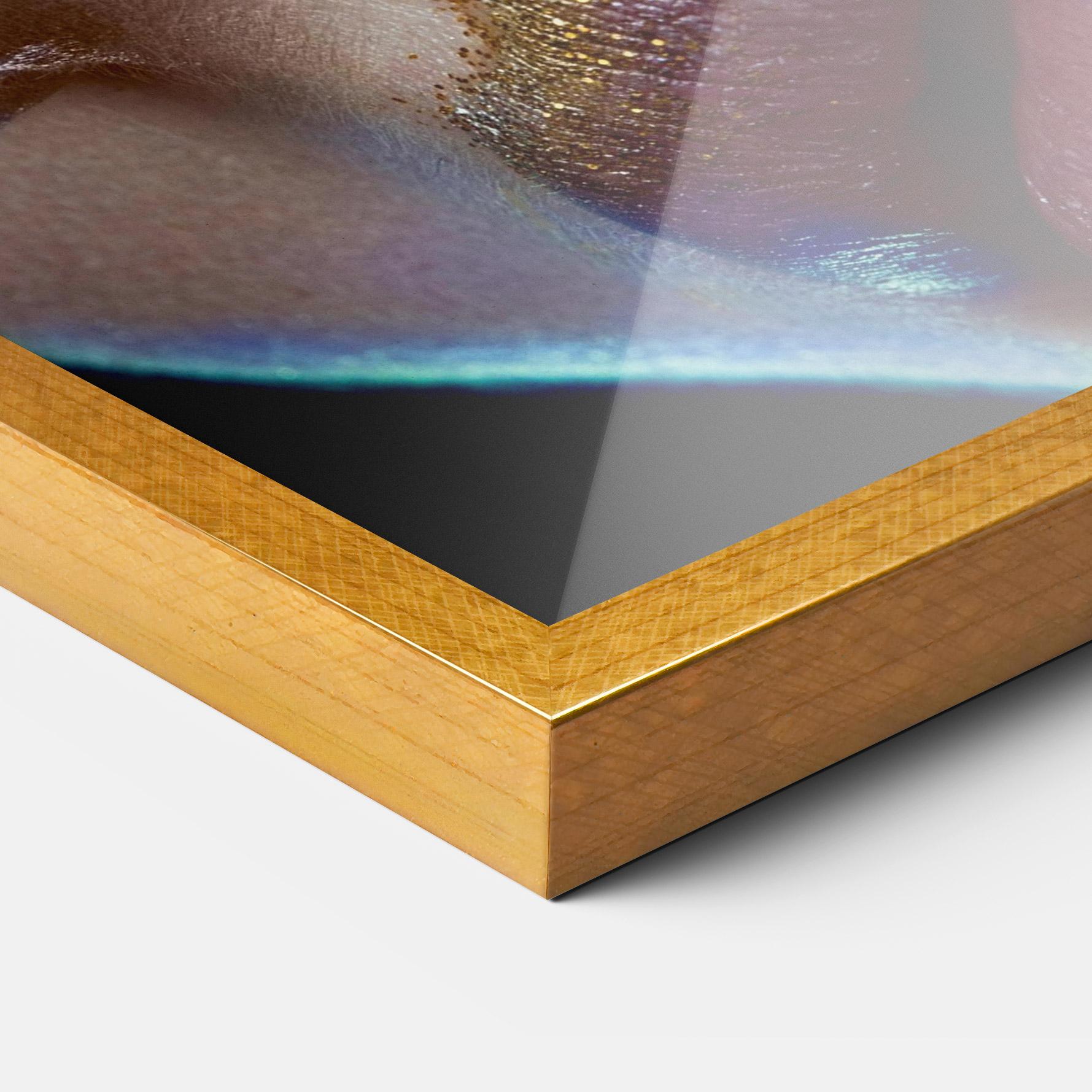 Gerahmte Poster Golden Silver Makeup mockup 3