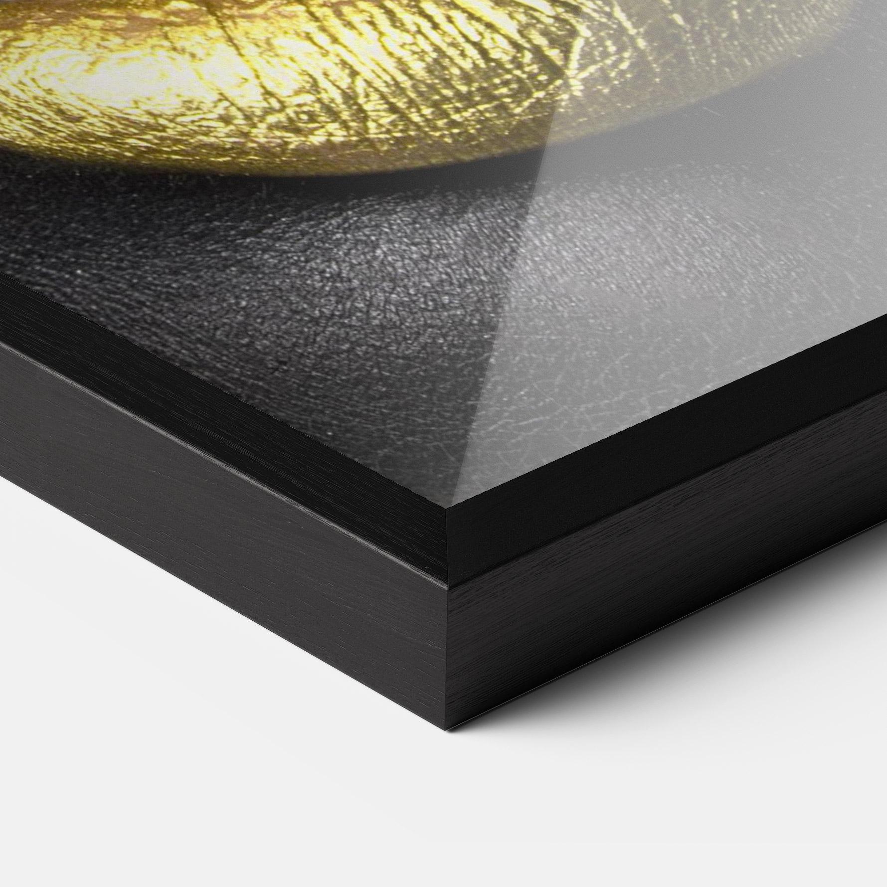 Gerahmte Poster Gold Make Up And Lips mockup 3