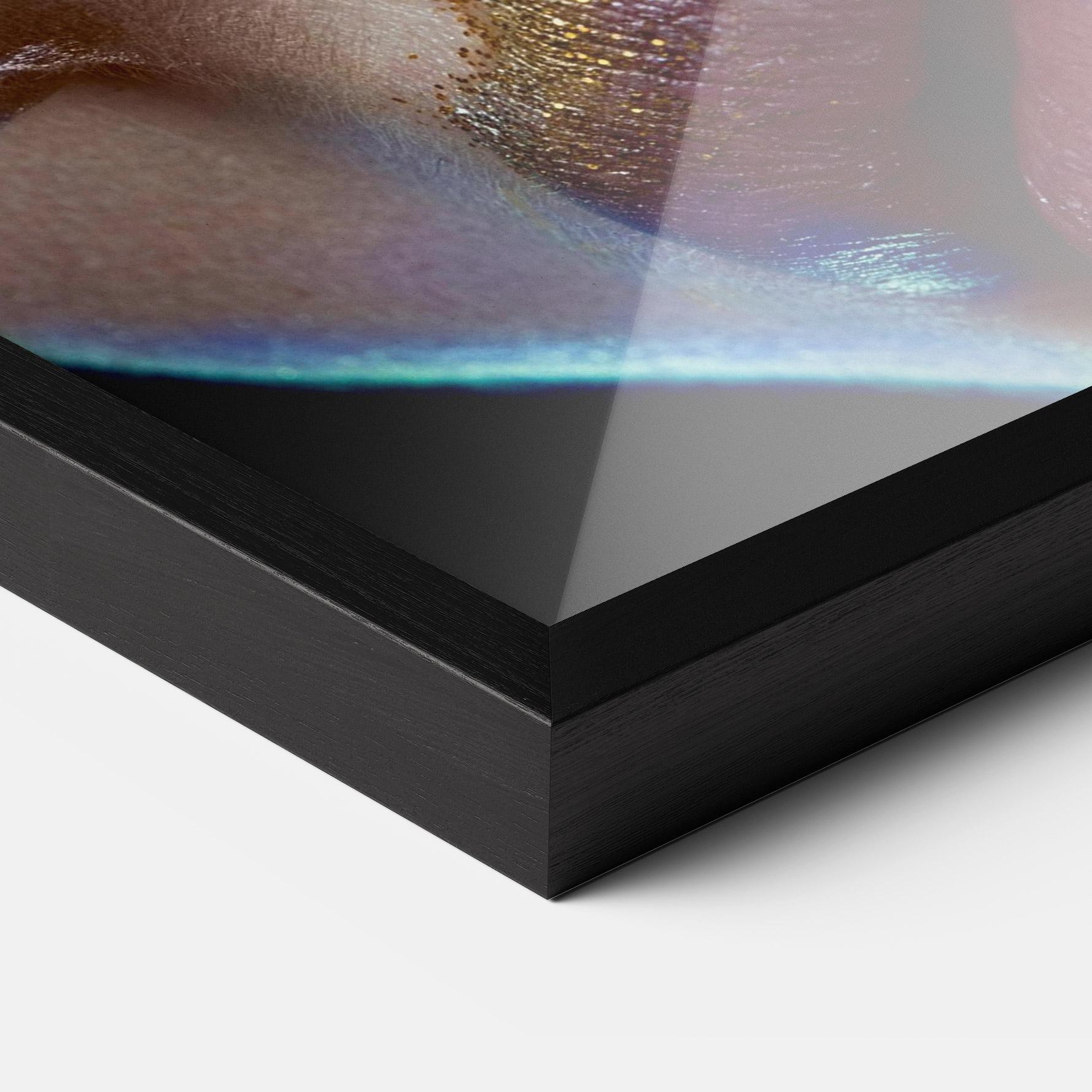 Gerahmte Poster Golden Silver Makeup mockup 3