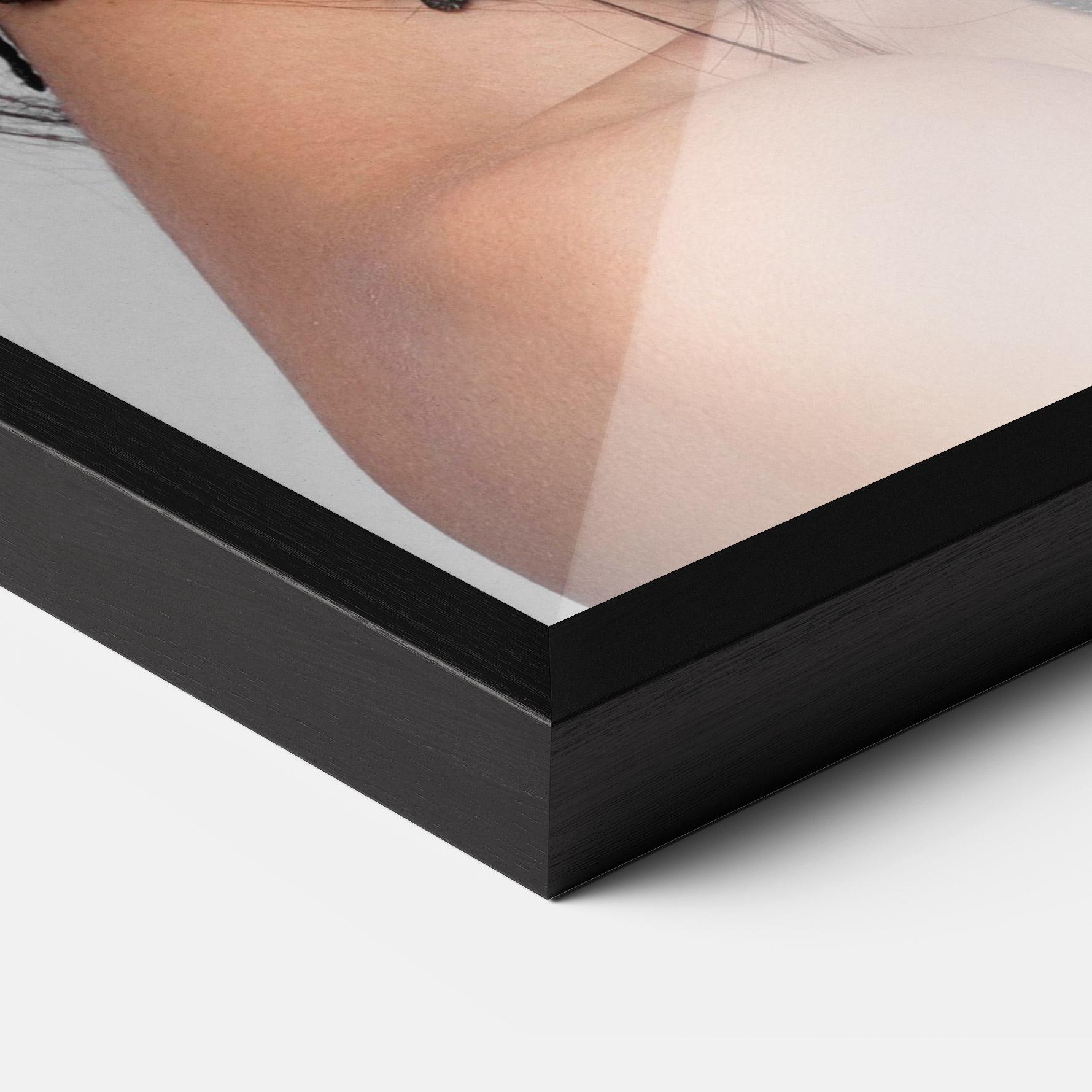 Gerahmte Poster Pretty Brunette Makeup mockup 3