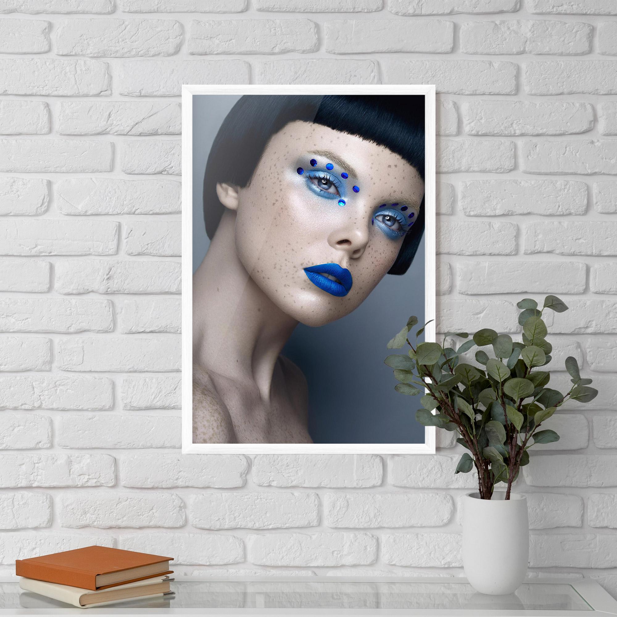 Gerahmte Poster Pretty Blue Makeup mockup 5