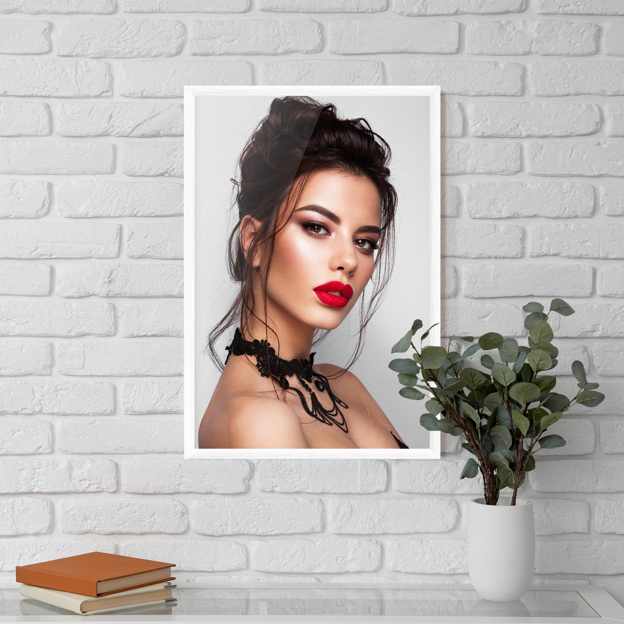 Gerahmte Poster Pretty Brunette Makeup mockup 5