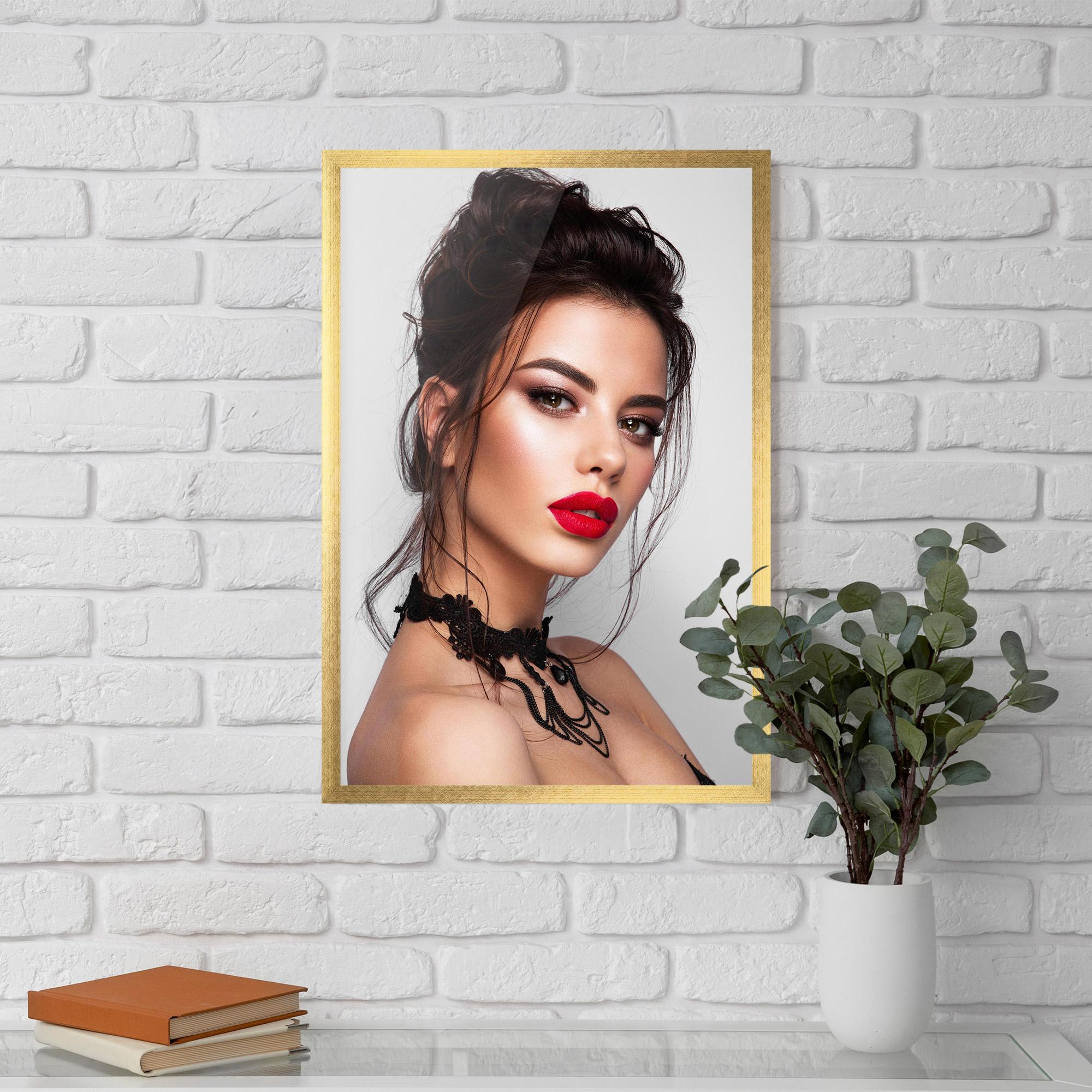 Gerahmte Poster Pretty Brunette Makeup mockup 5