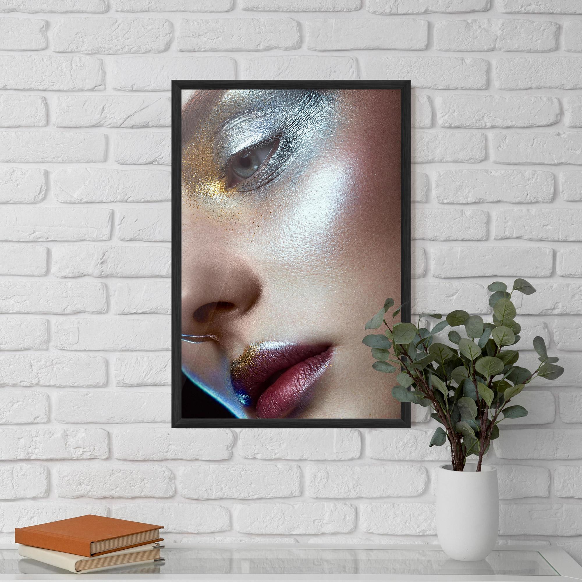 Gerahmte Poster Golden Silver Makeup mockup 5