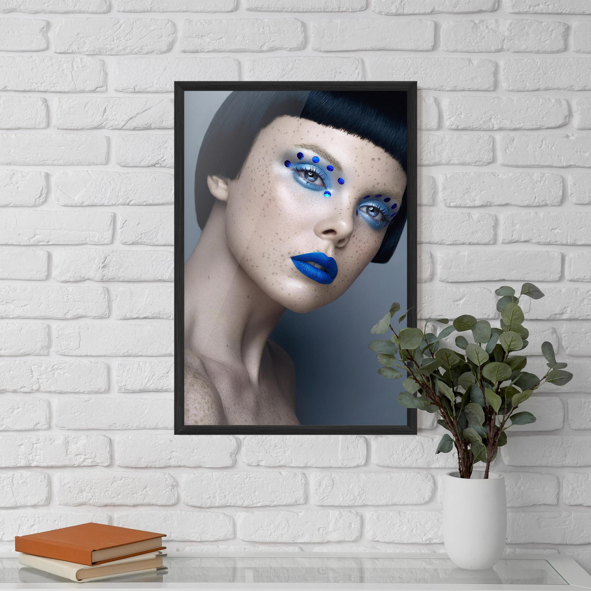 Gerahmte Poster Pretty Blue Makeup mockup 5