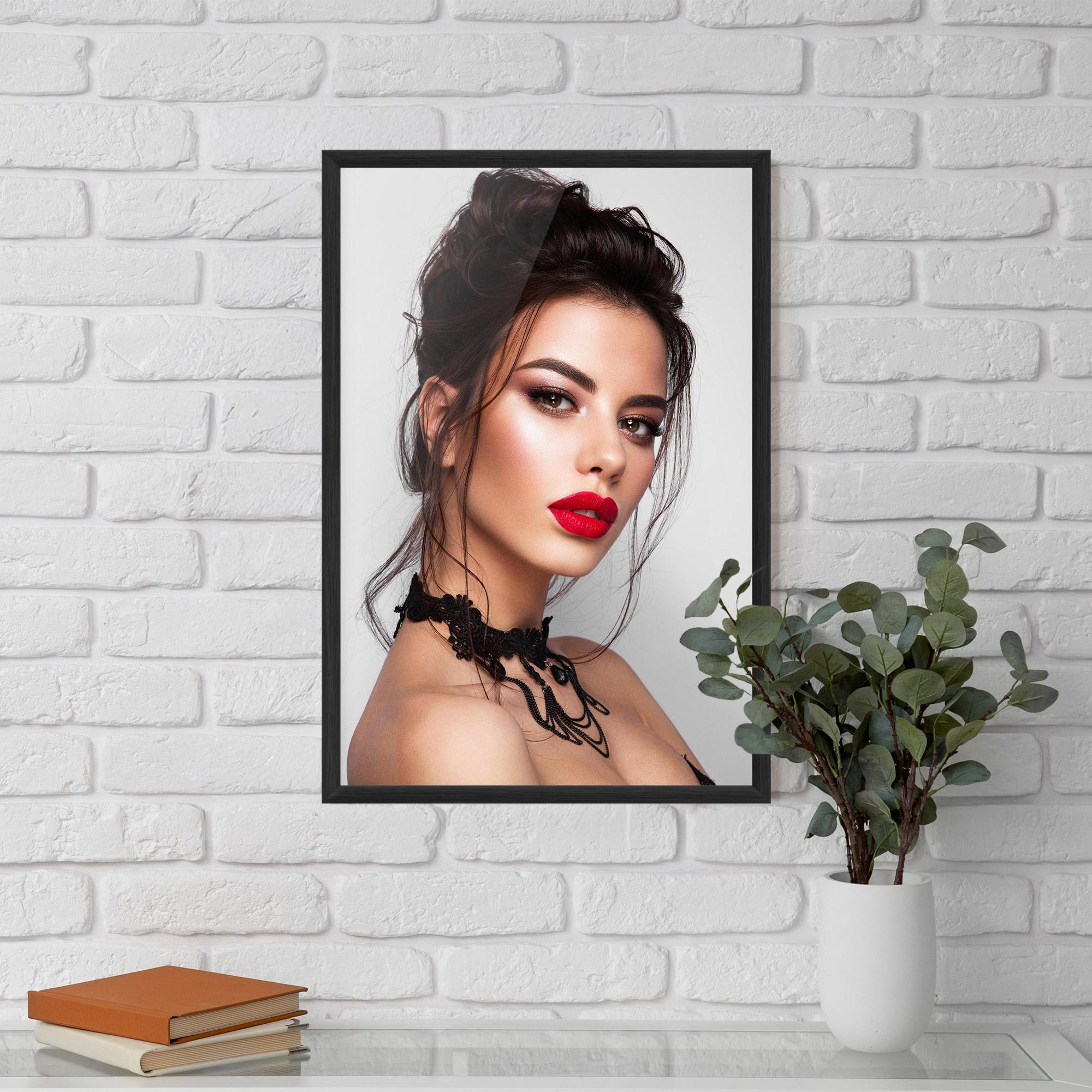 Gerahmte Poster Pretty Brunette Makeup mockup 5