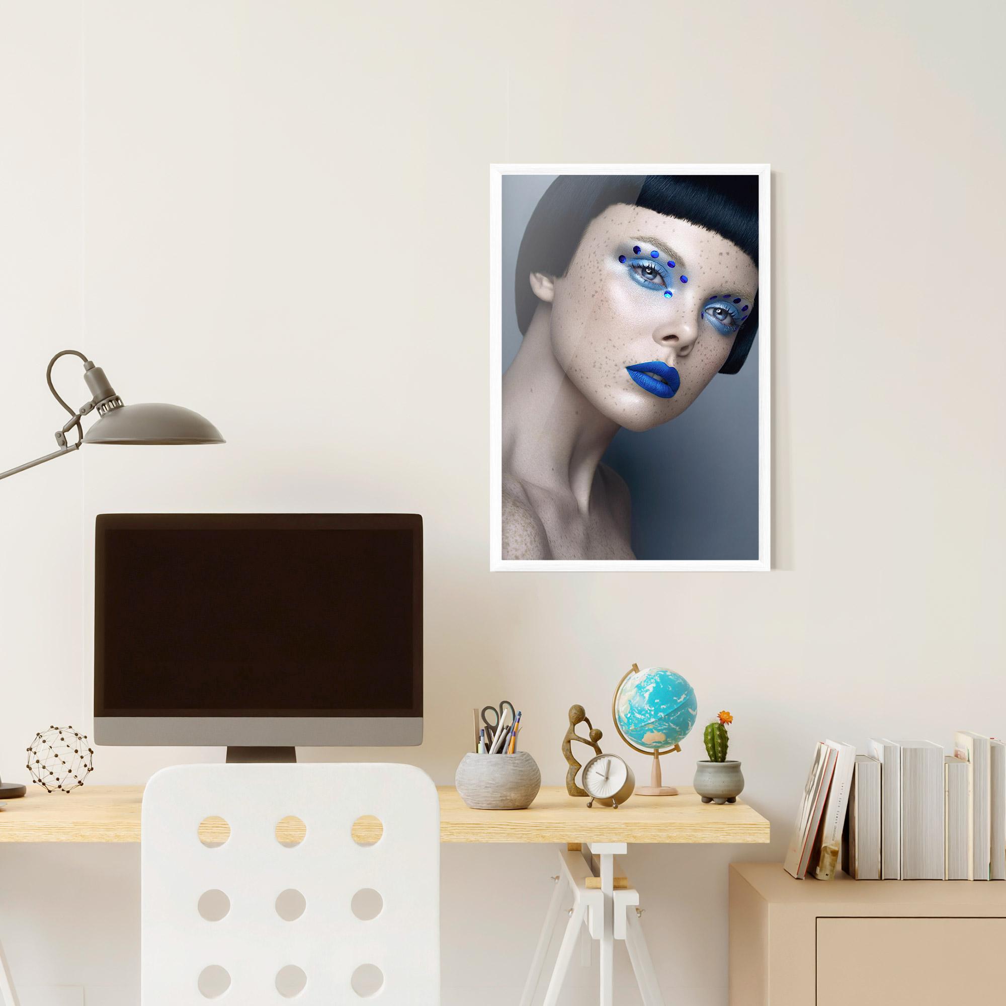 Gerahmte Poster Pretty Blue Makeup mockup 6