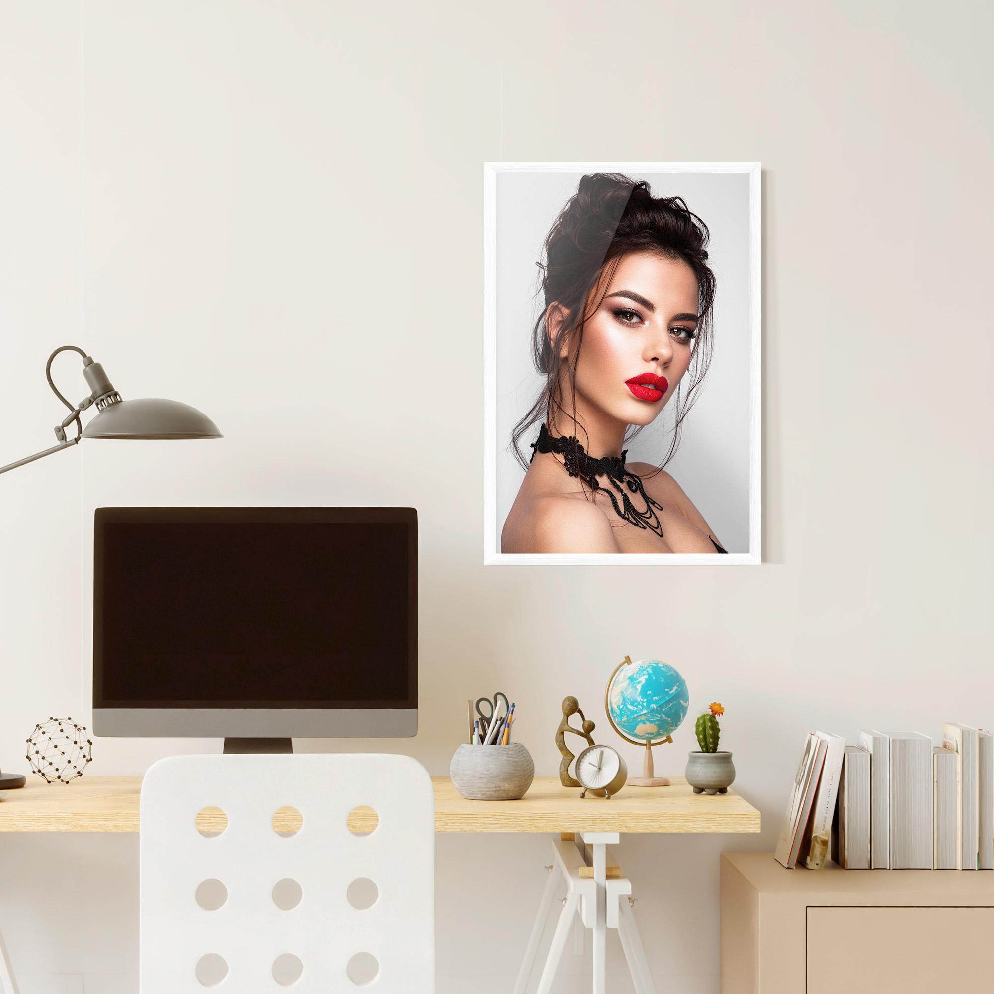 Gerahmte Poster Pretty Brunette Makeup mockup 6