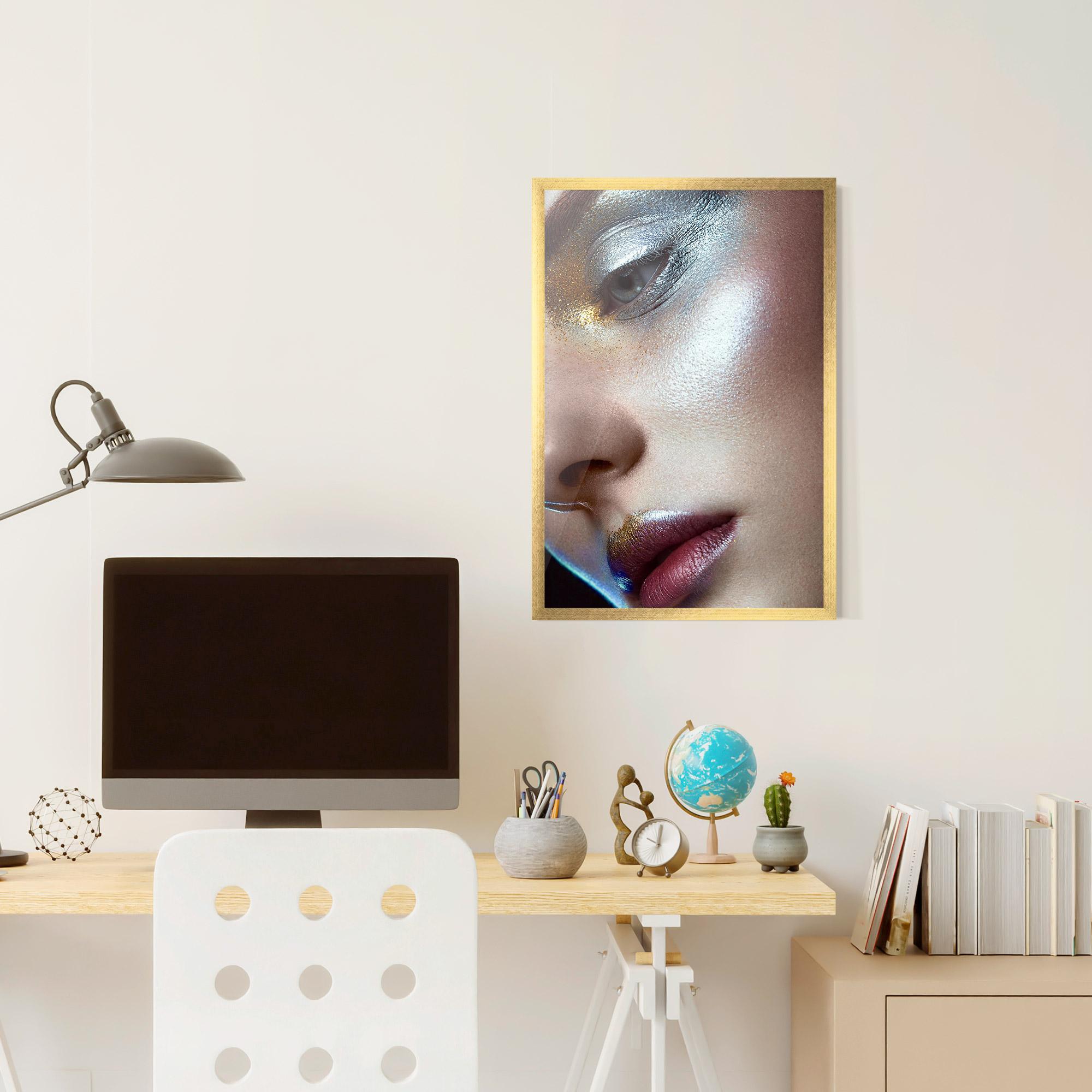 Gerahmte Poster Golden Silver Makeup mockup 6