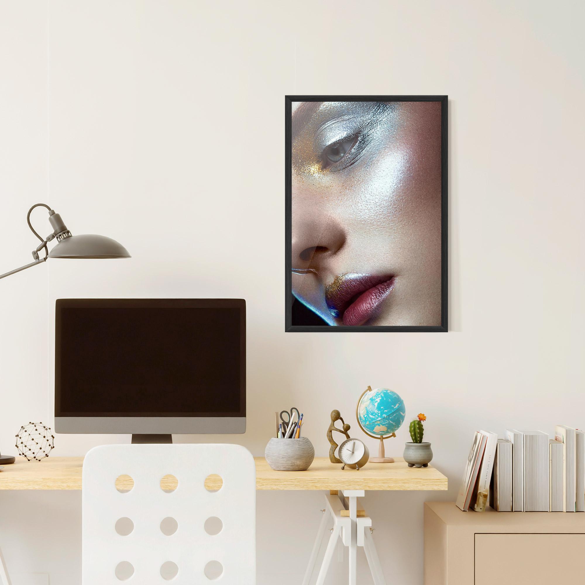 Gerahmte Poster Golden Silver Makeup mockup 6