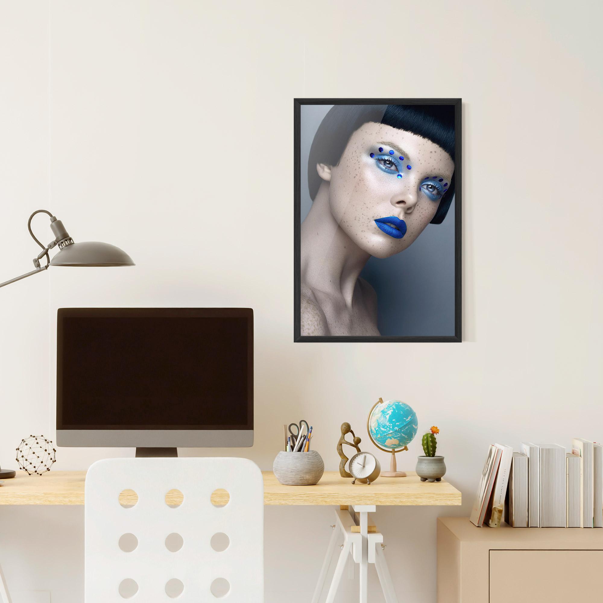 Gerahmte Poster Pretty Blue Makeup mockup 6