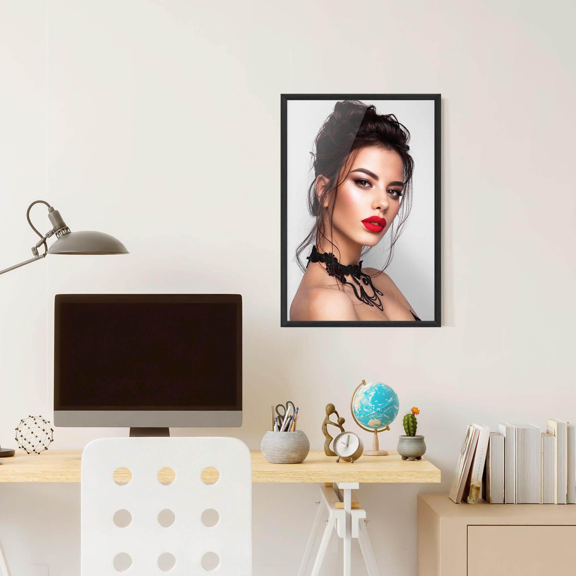 Gerahmte Poster Pretty Brunette Makeup mockup 6
