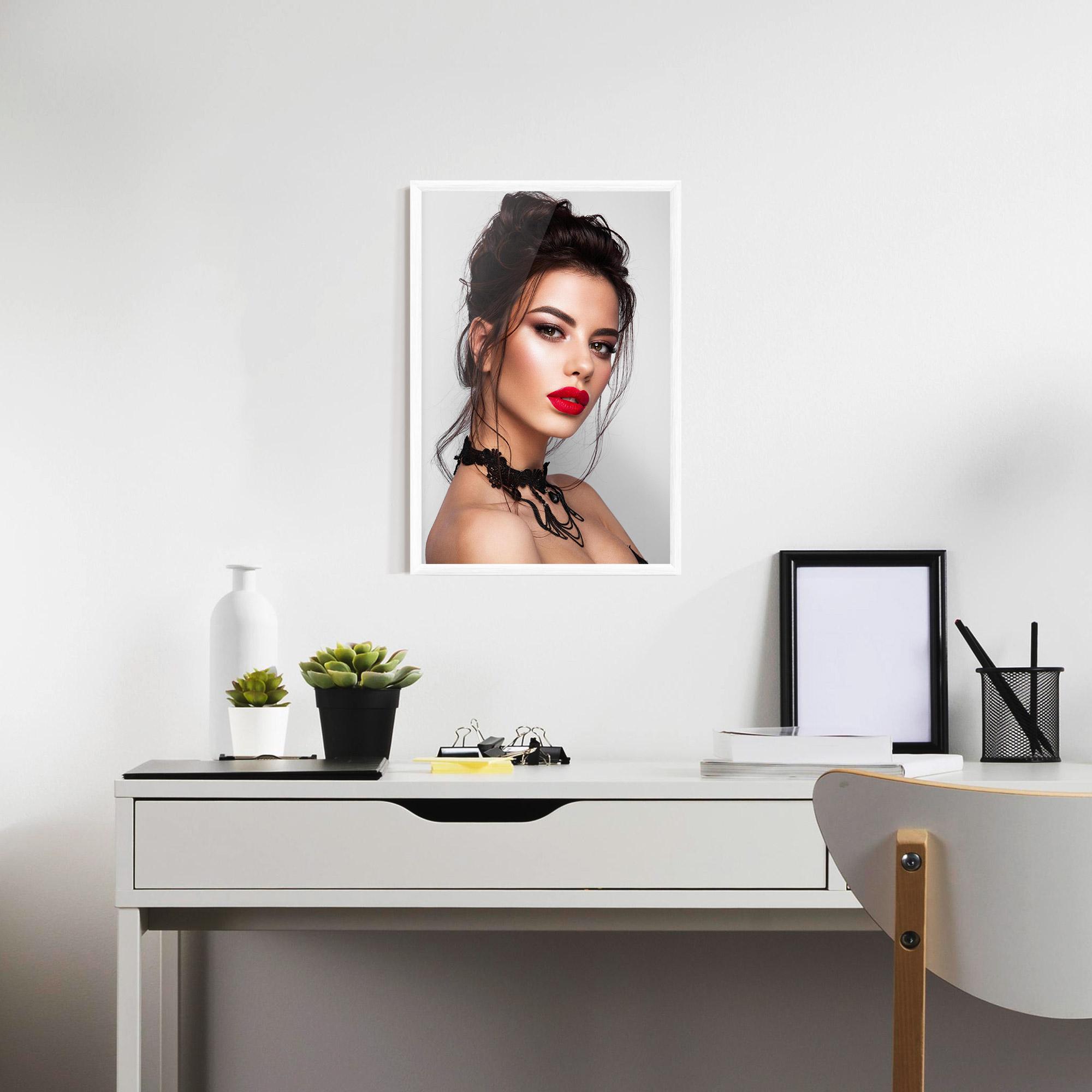 Gerahmte Poster Pretty Brunette Makeup mockup 7