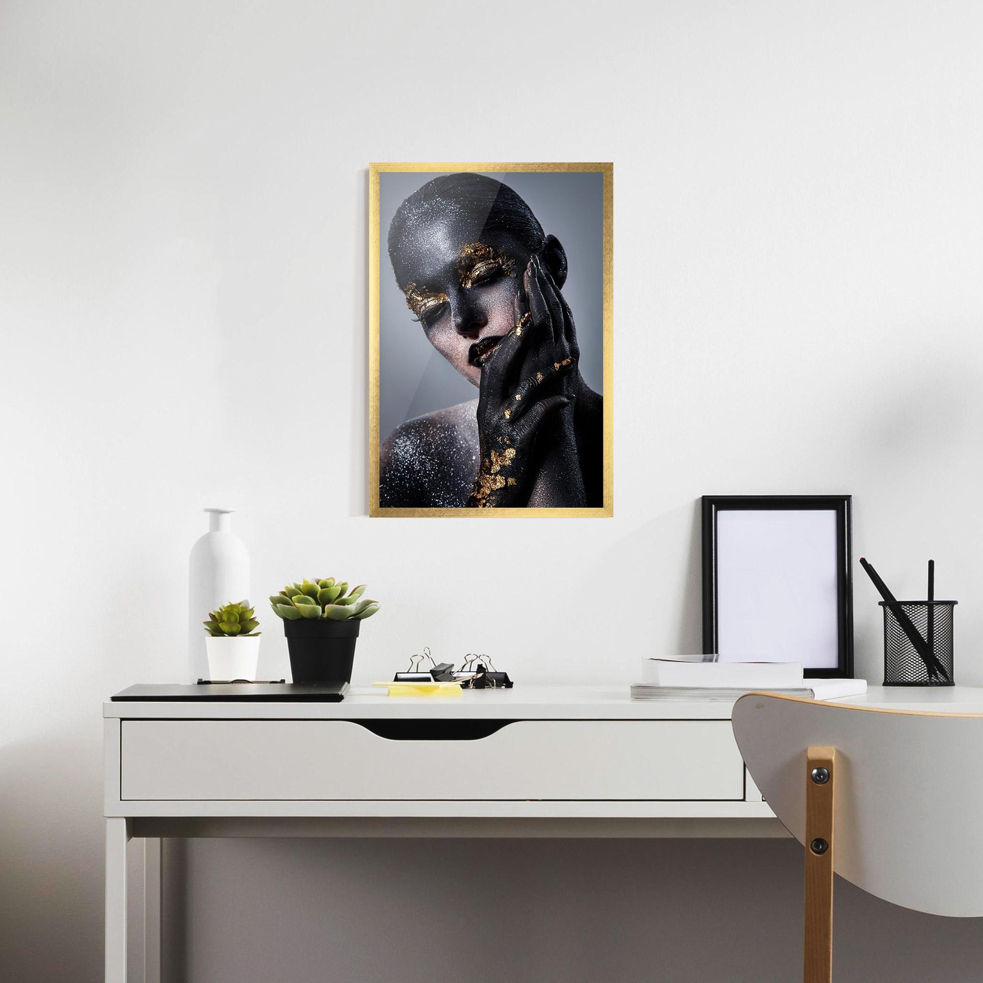 Gerahmte Poster Black Artistic Makeup mockup 7
