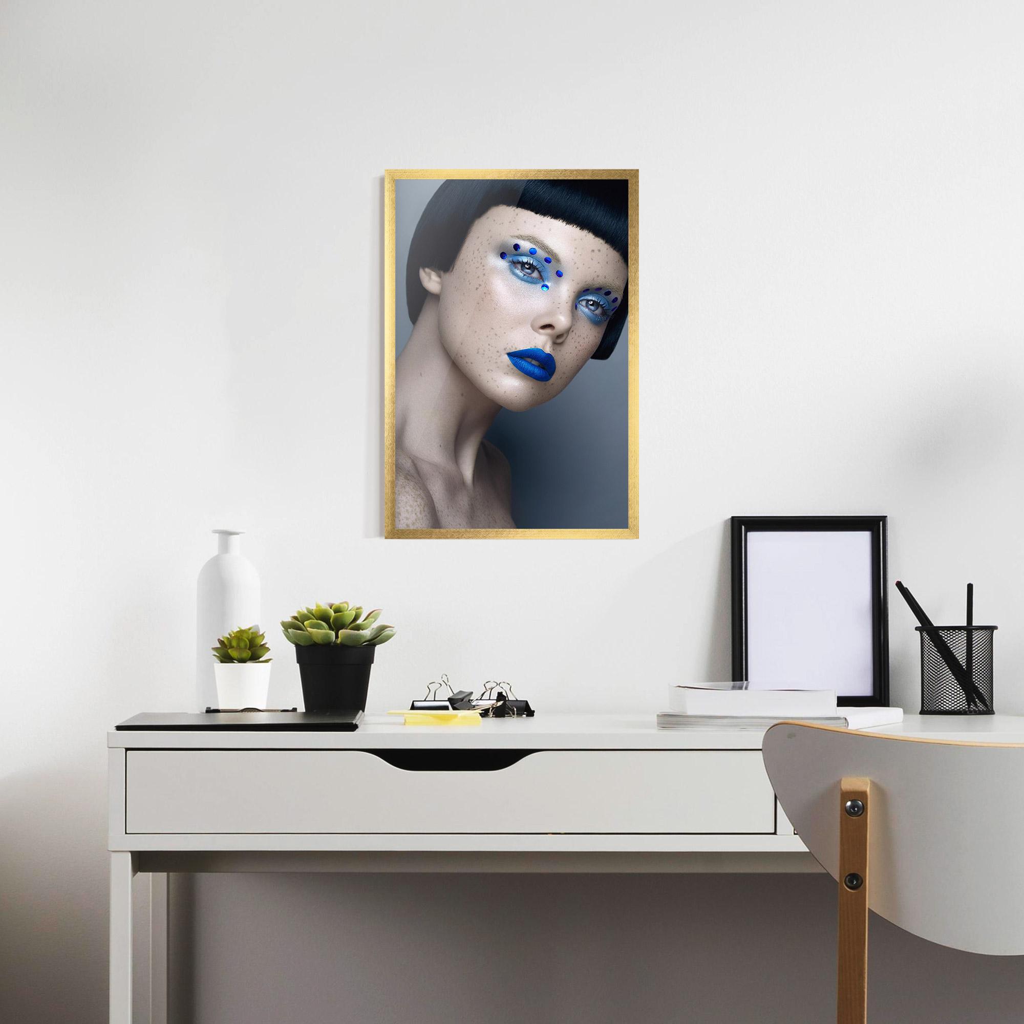 Gerahmte Poster Pretty Blue Makeup mockup 7