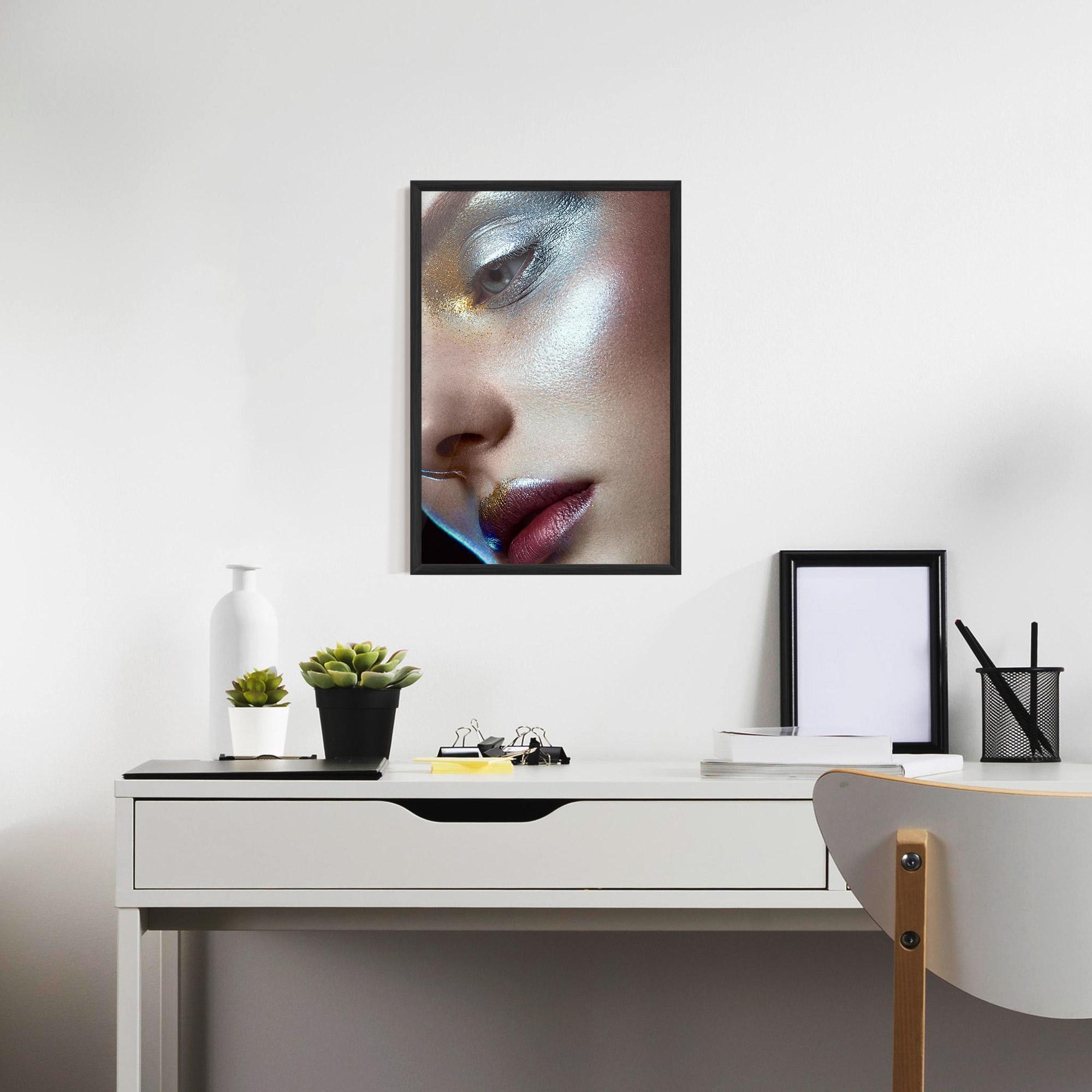 Gerahmte Poster Golden Silver Makeup mockup 7