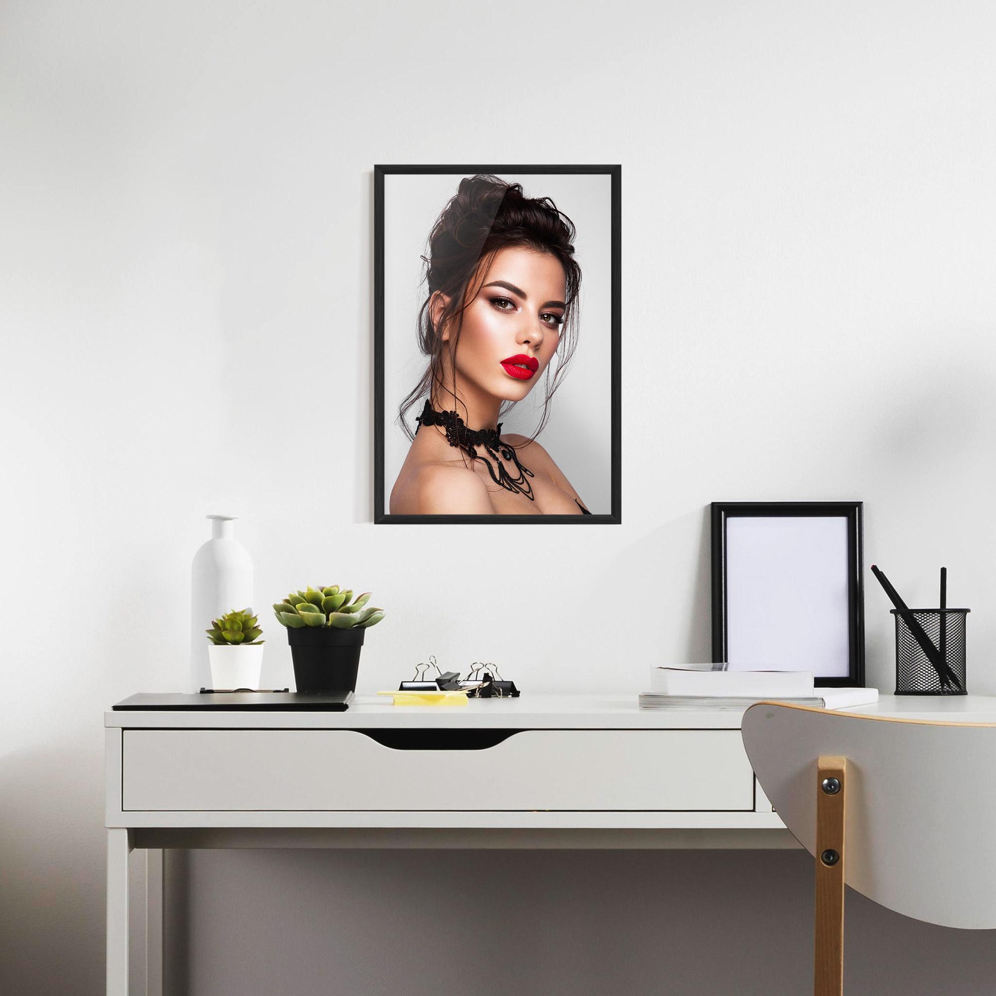 Gerahmte Poster Pretty Brunette Makeup mockup 7