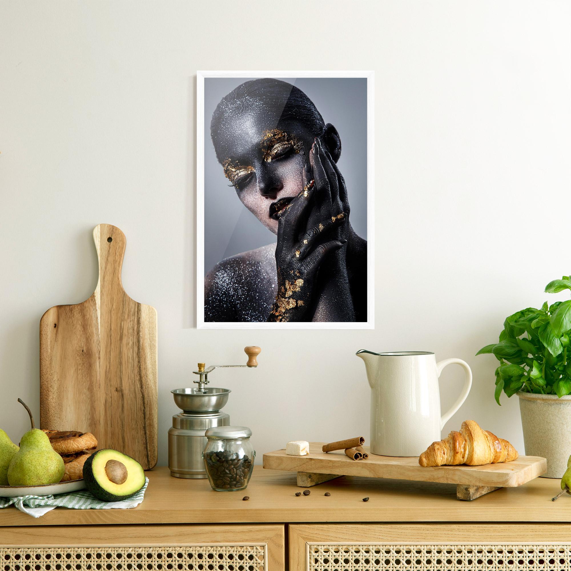 Gerahmte Poster Black Artistic Makeup mockup 8