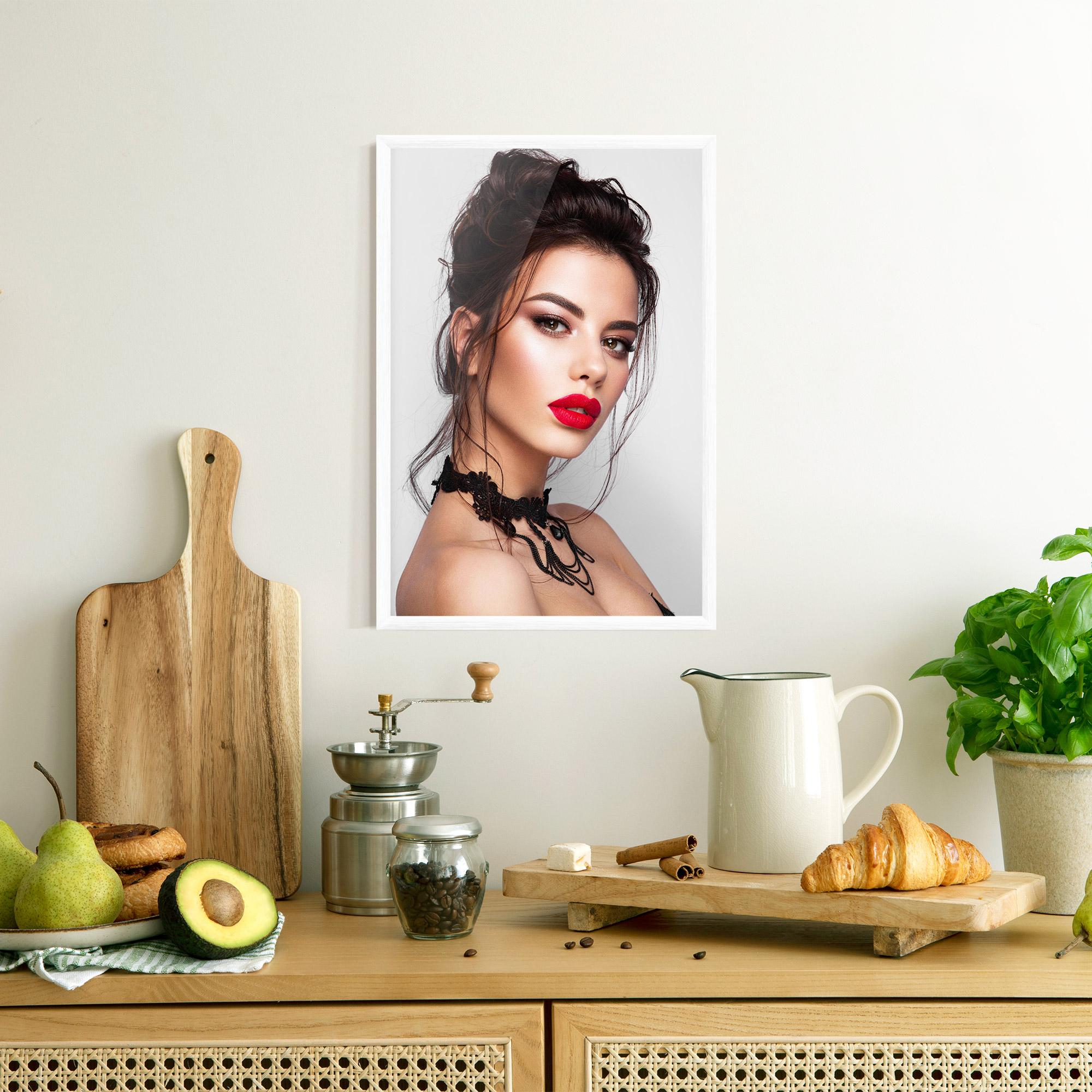 Gerahmte Poster Pretty Brunette Makeup mockup 8