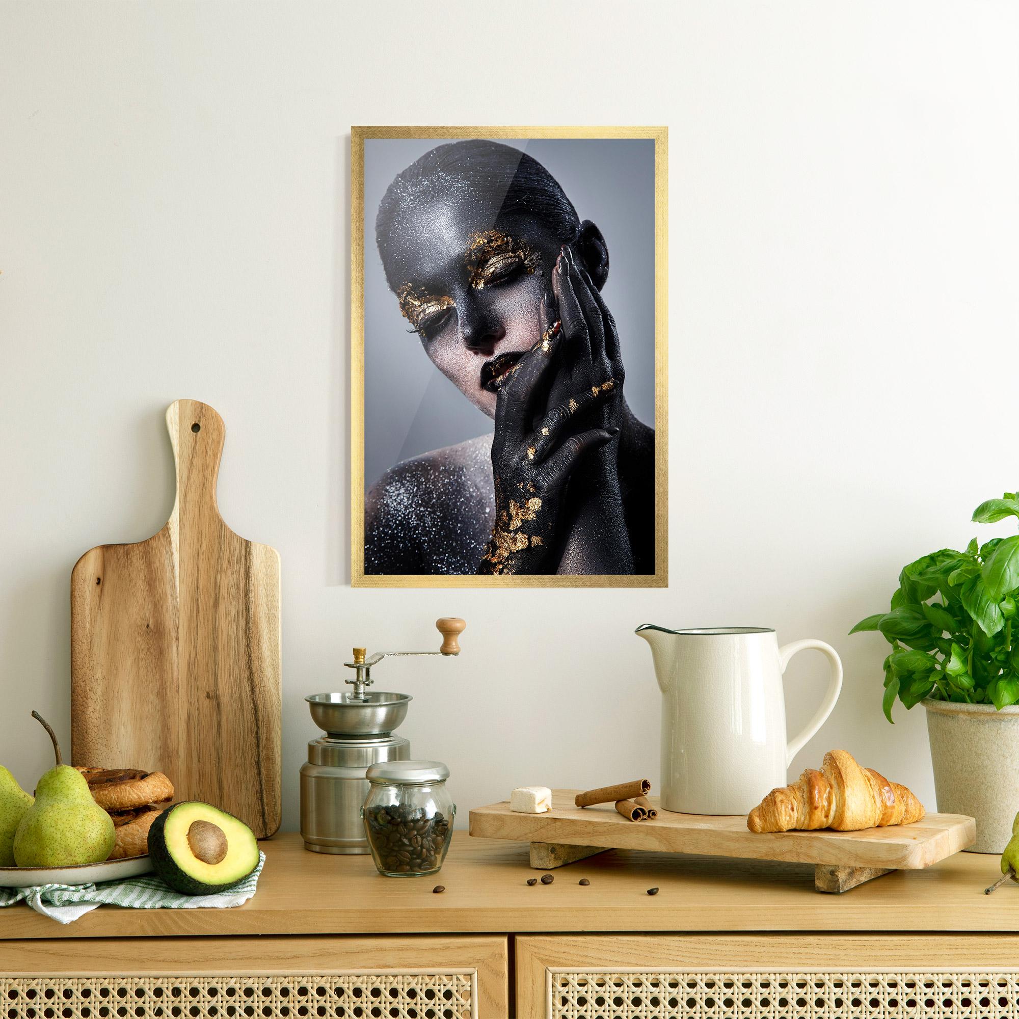 Gerahmte Poster Black Artistic Makeup mockup 8