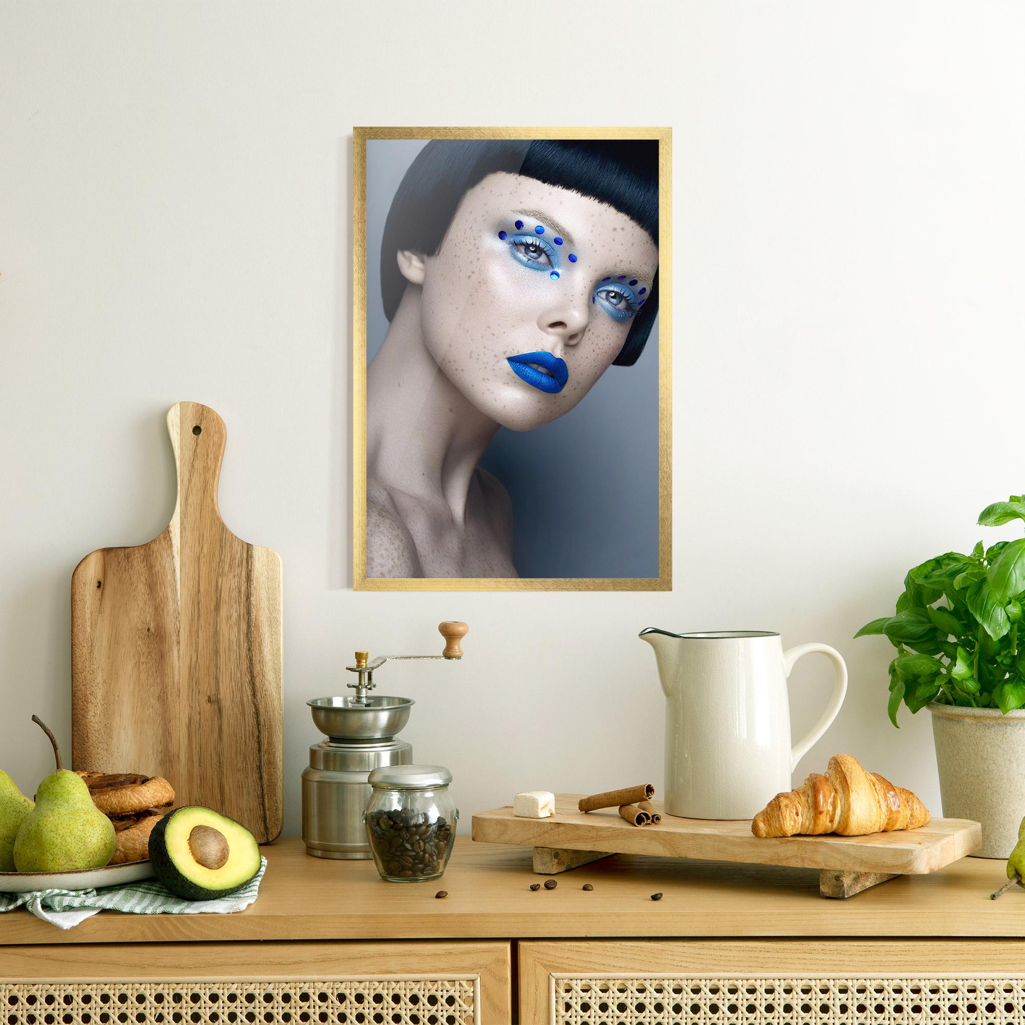 Gerahmte Poster Pretty Blue Makeup mockup 8