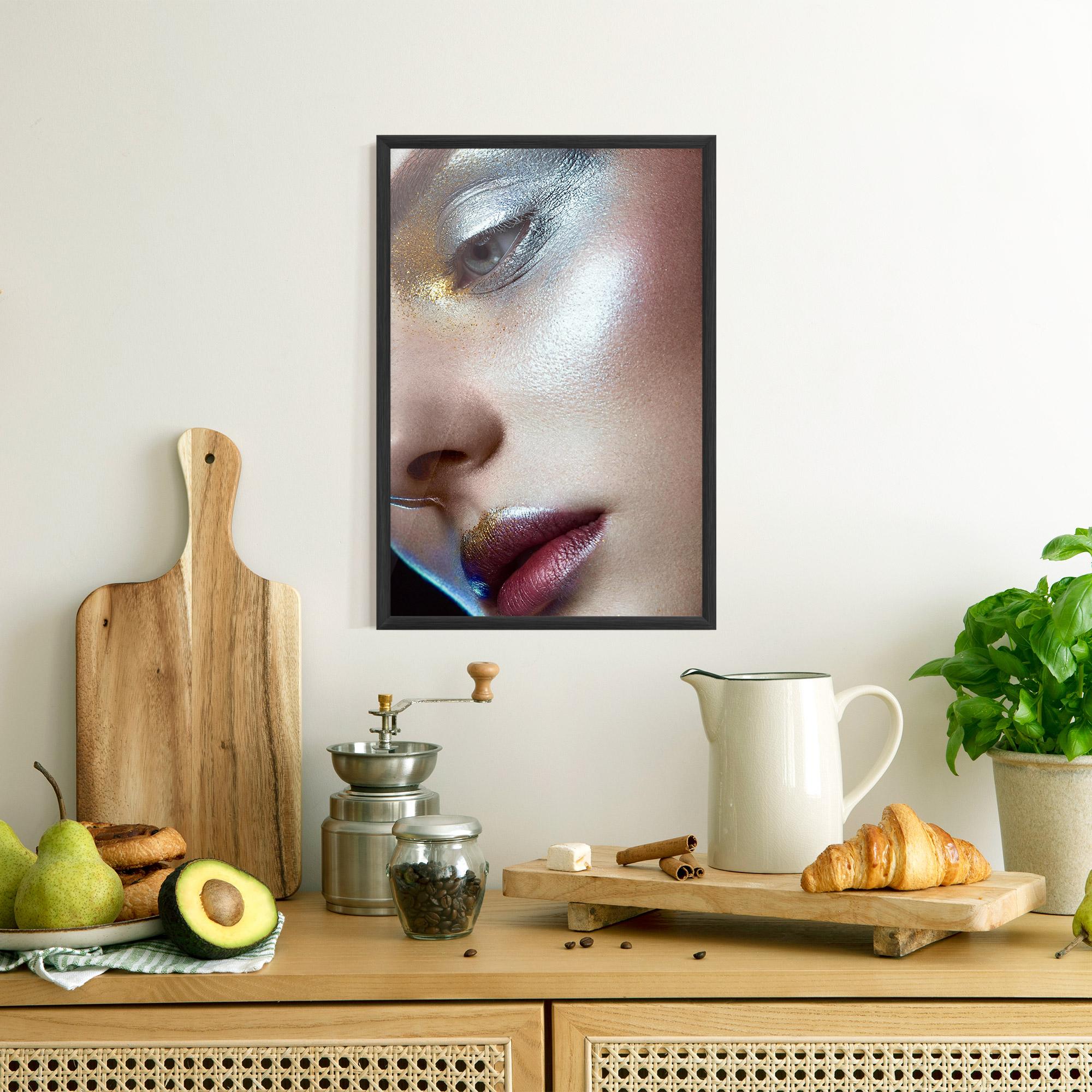 Gerahmte Poster Golden Silver Makeup mockup 8
