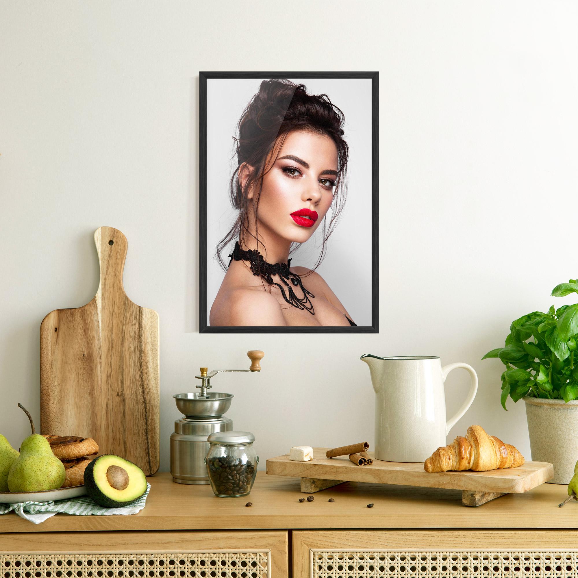 Gerahmte Poster Pretty Brunette Makeup mockup 8