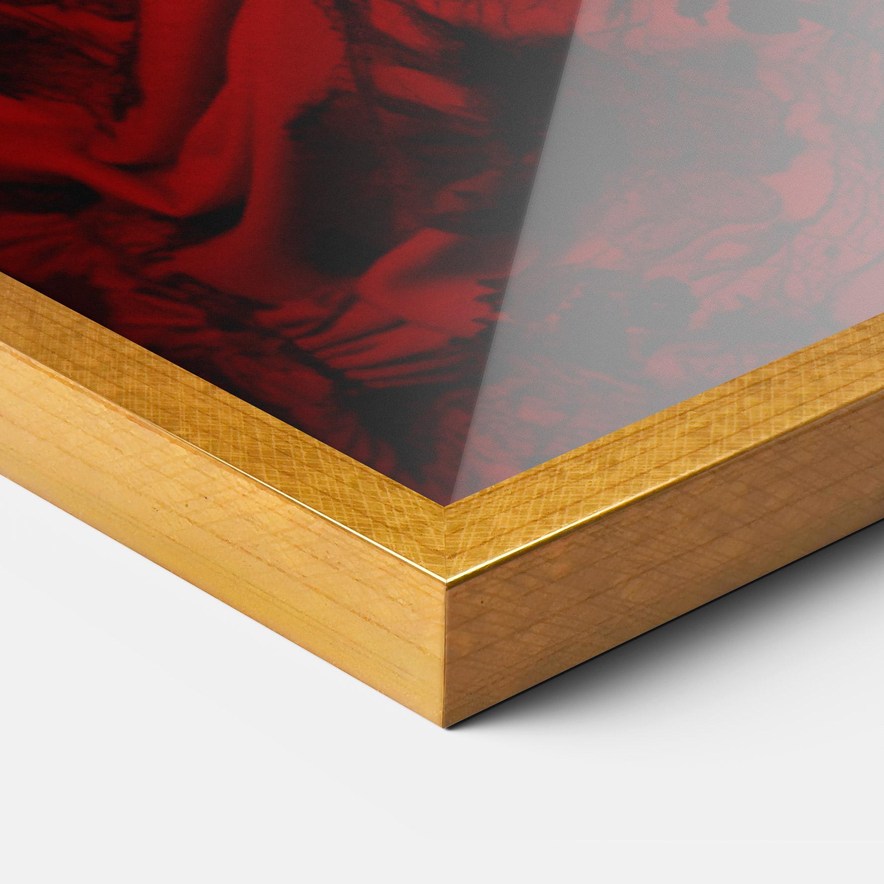 Gerahmte Poster Posing With Roses mockup 3