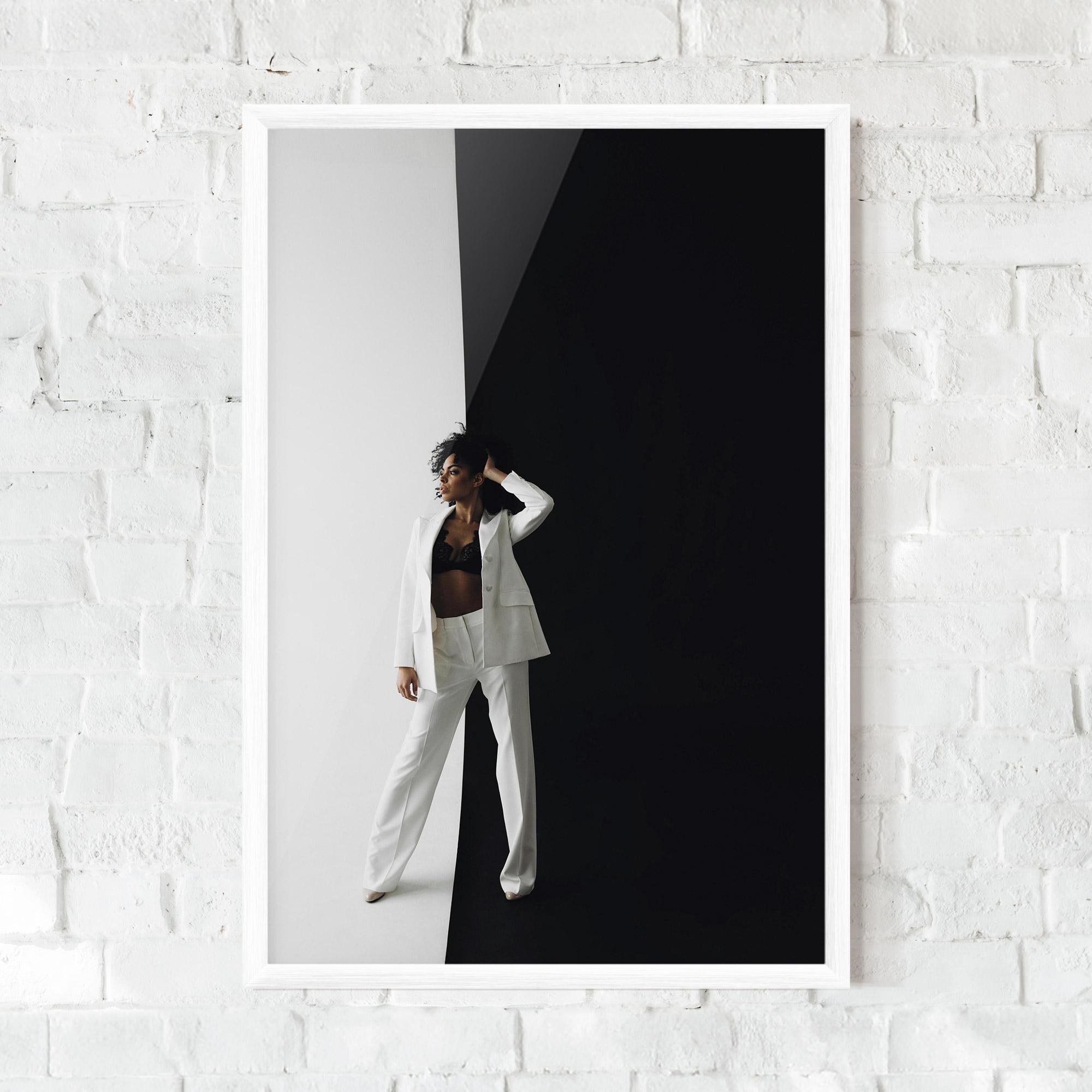 Gerahmte Poster African Girl White Outfit mockup 0