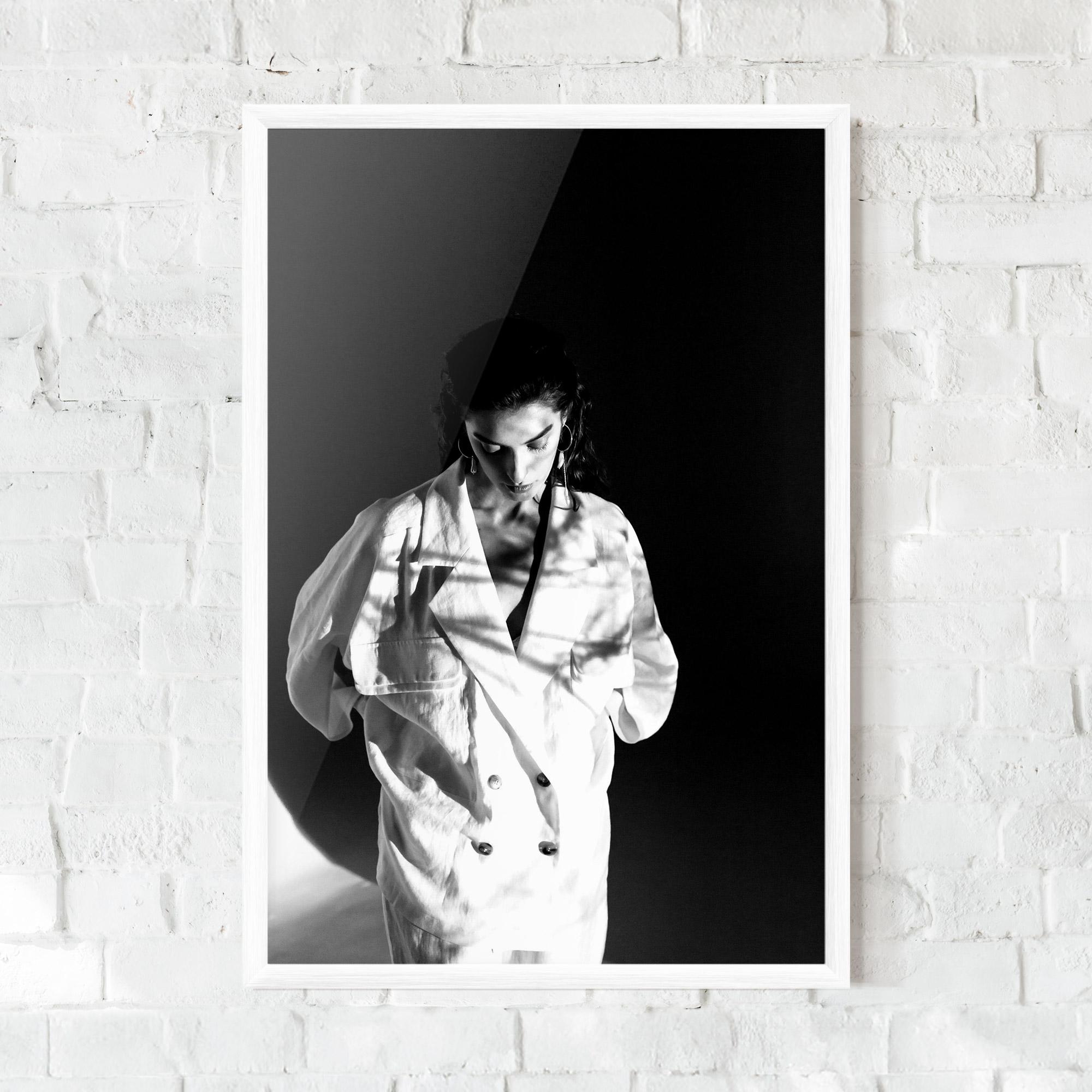 Gerahmte Poster Woman Black Wall mockup 0