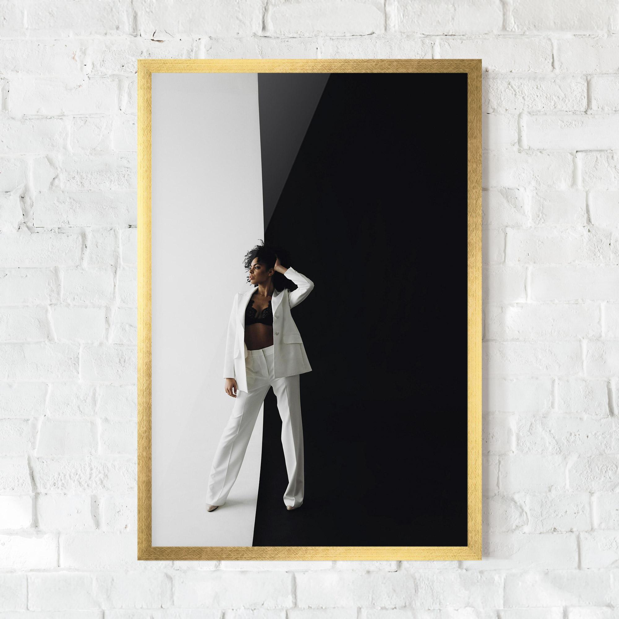 Gerahmte Poster African Girl White Outfit mockup 0