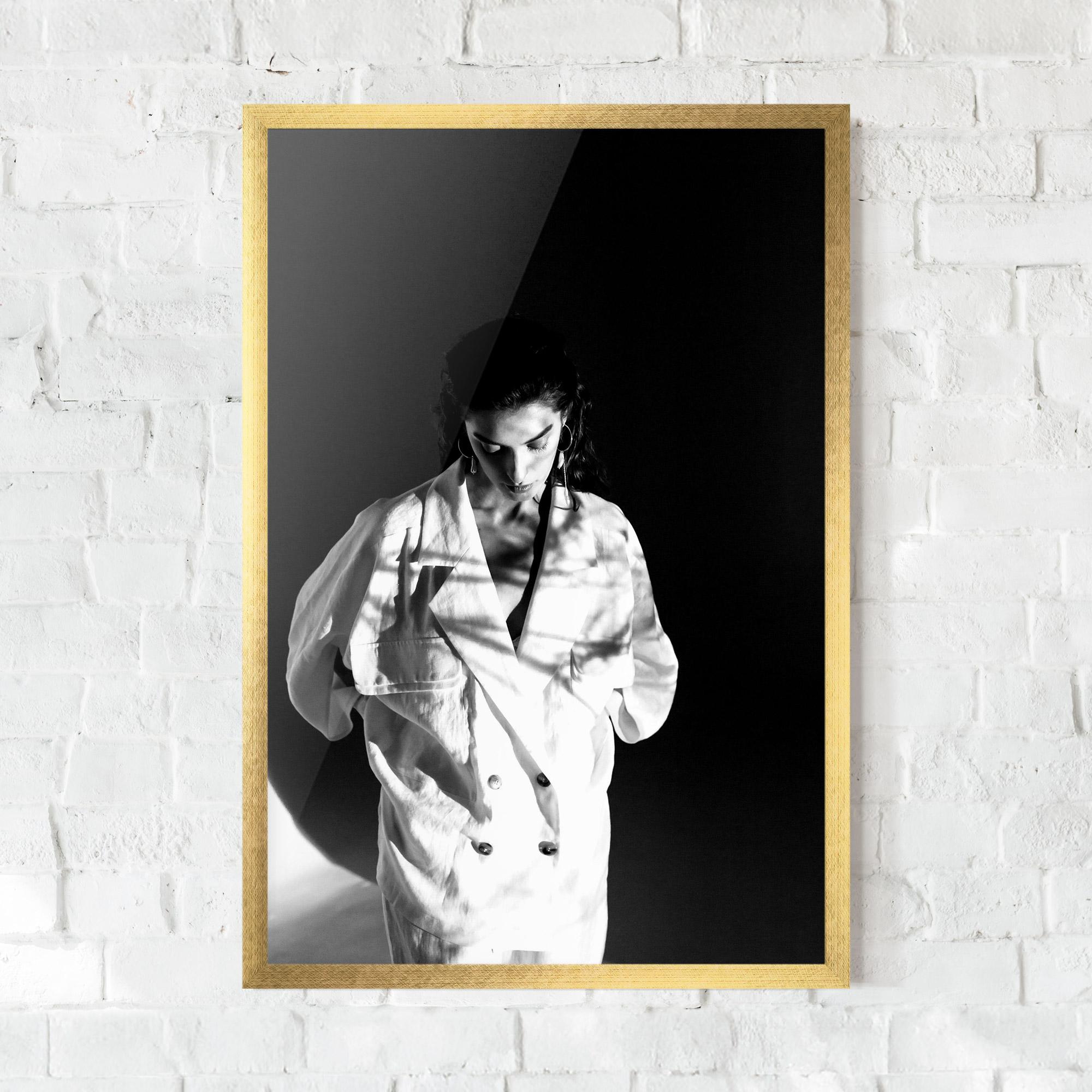 Gerahmte Poster Woman Black Wall mockup 0